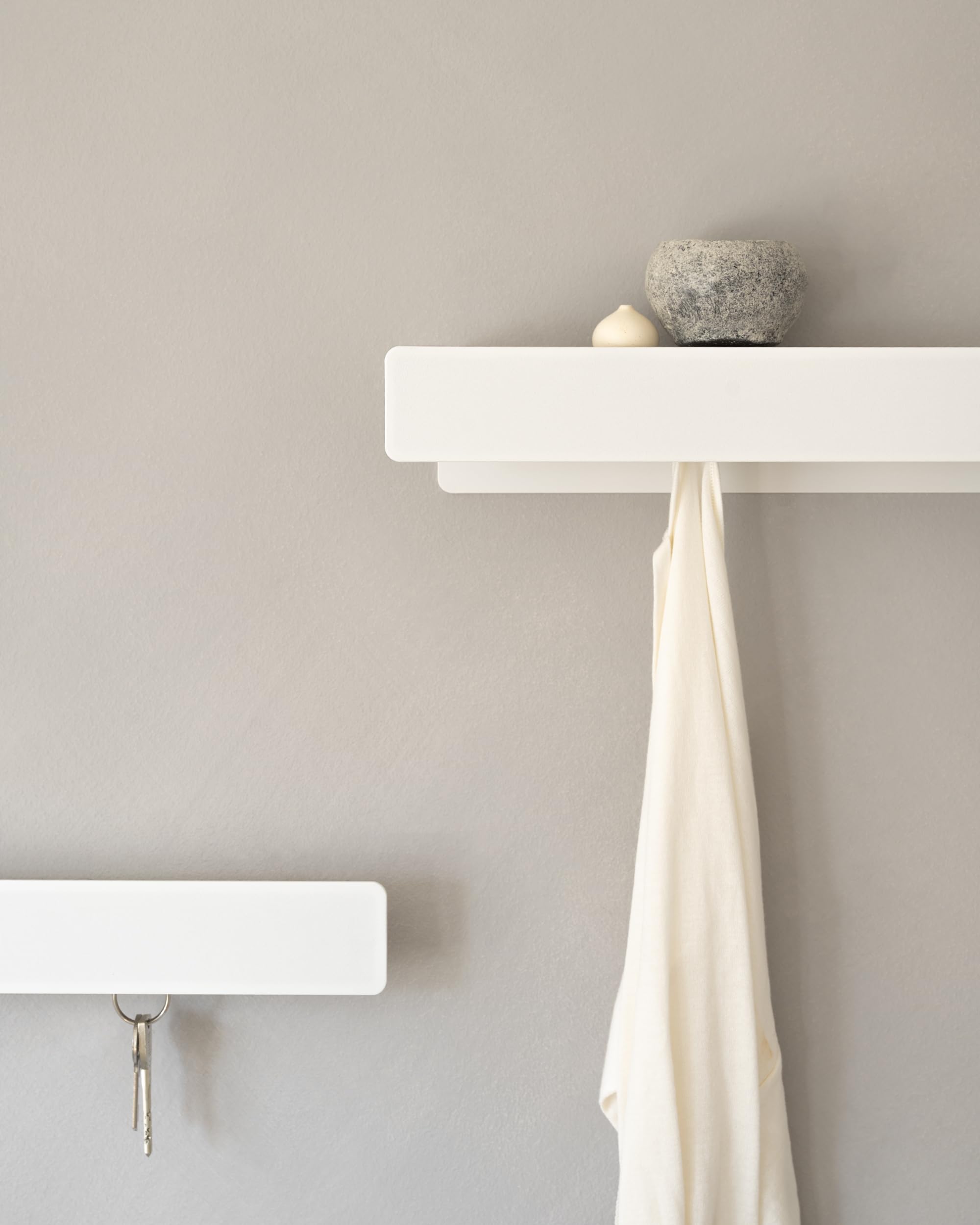 Kazai. Perchero de Pared 'Kian' | Moderno con Ganchos para Colgar Ocultos y Estante | Colgador de Pared de Diseño en Metal | Percheros para Puerta y Recibidores de Entrada | Blanco