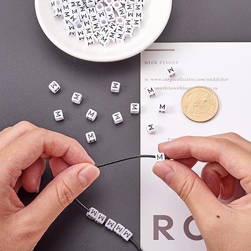 Vista 134 de FASHEWELRY 300 cuentas de letras acrílicas blancas de 0.236 x 0.236 pulgadas (0.236 x 0.236 in), cuentas del alfabeto para hacer pulseras