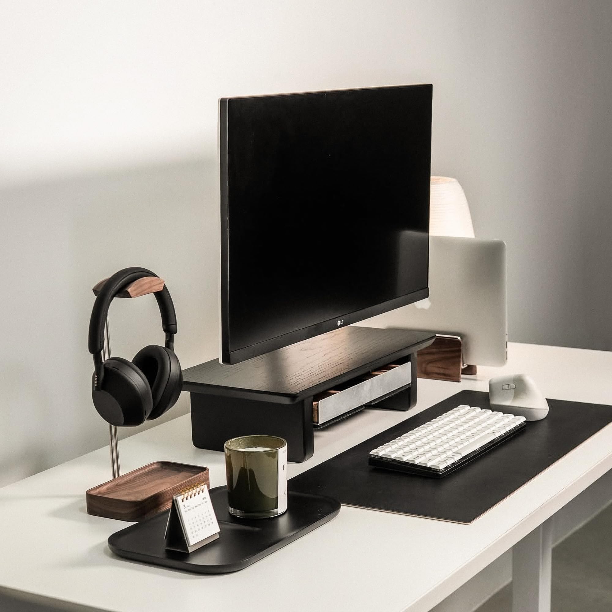 Raico Vertikaler Laptop-Ständer, hochwertige MacBook-Dockingstation aus Walnussholz (Walnussholz, Single Slot | Adjustable)