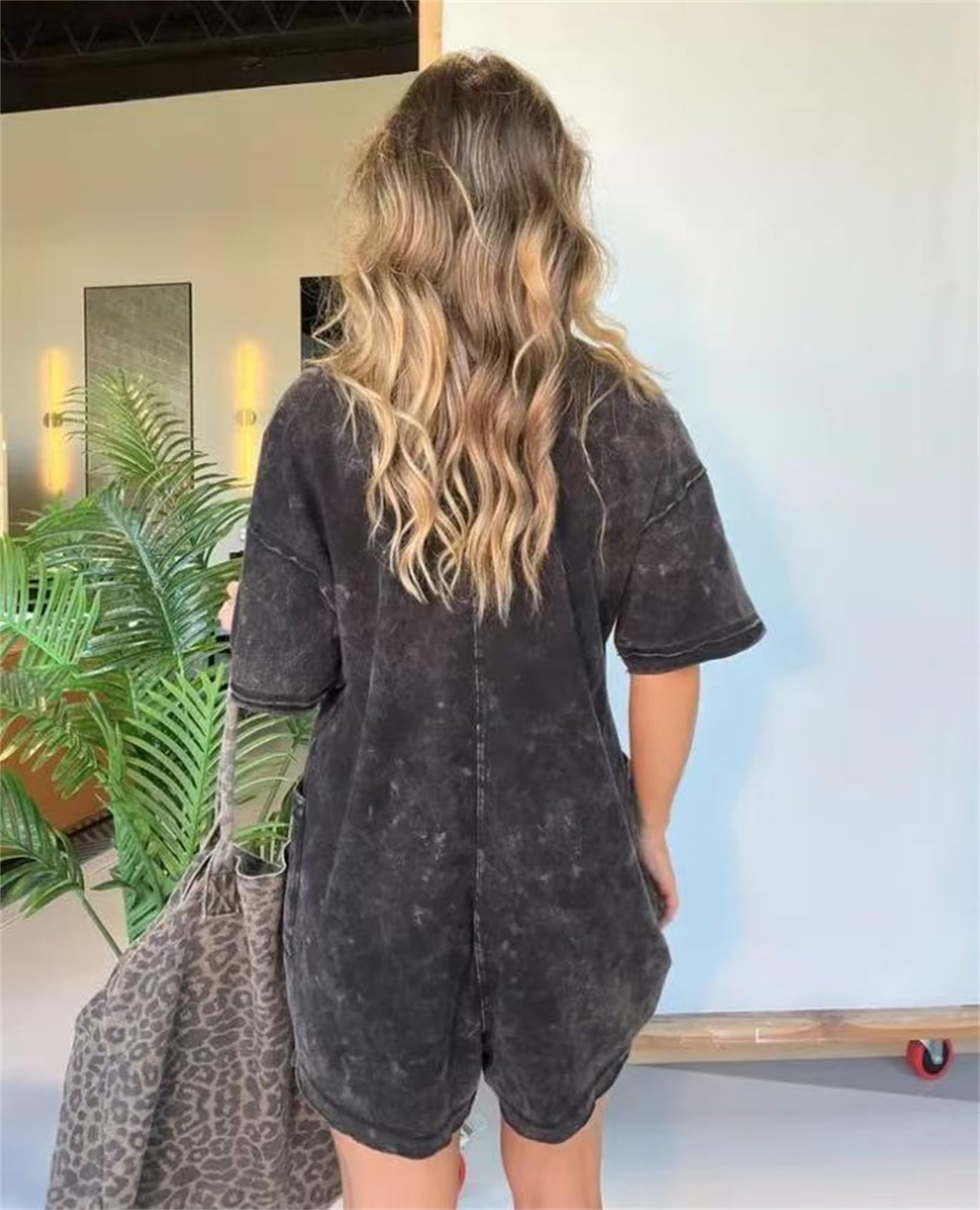 Générique Combishort décontracté pour femme, effet délavé minéral et poches — Combishort style T-shirt pour l'été, coupe oversize, idéal pour le sport et l'entraînement.