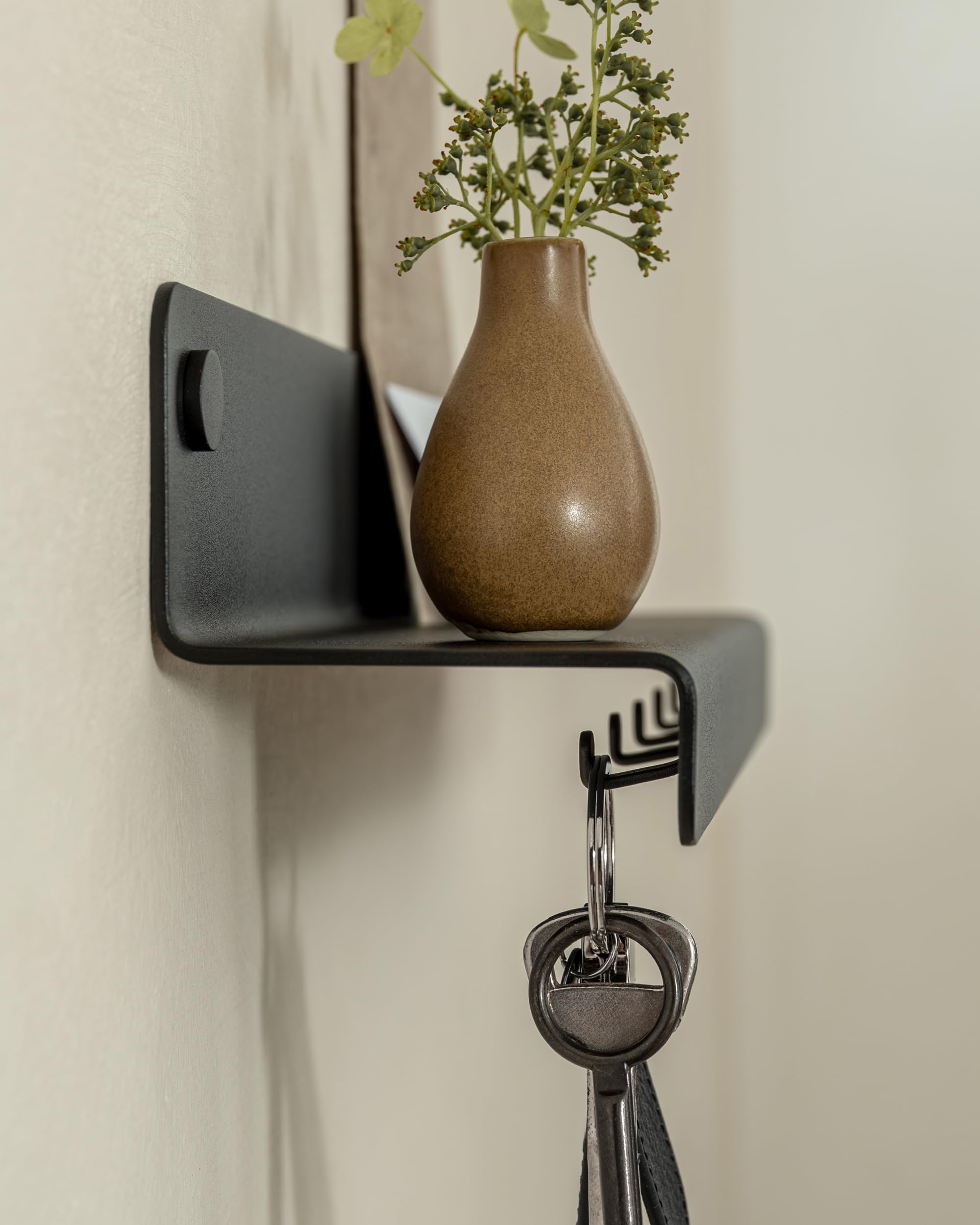 Kazai. Schlüsselbrett 'Holmsen' | Minimalistisches Schlüsselhaken-Design aus Berlin | Moderner Schlüsselhalter mit Ablage aus Metall | Schlüsselboard als Flur Möbel für die Wand | Schwarz