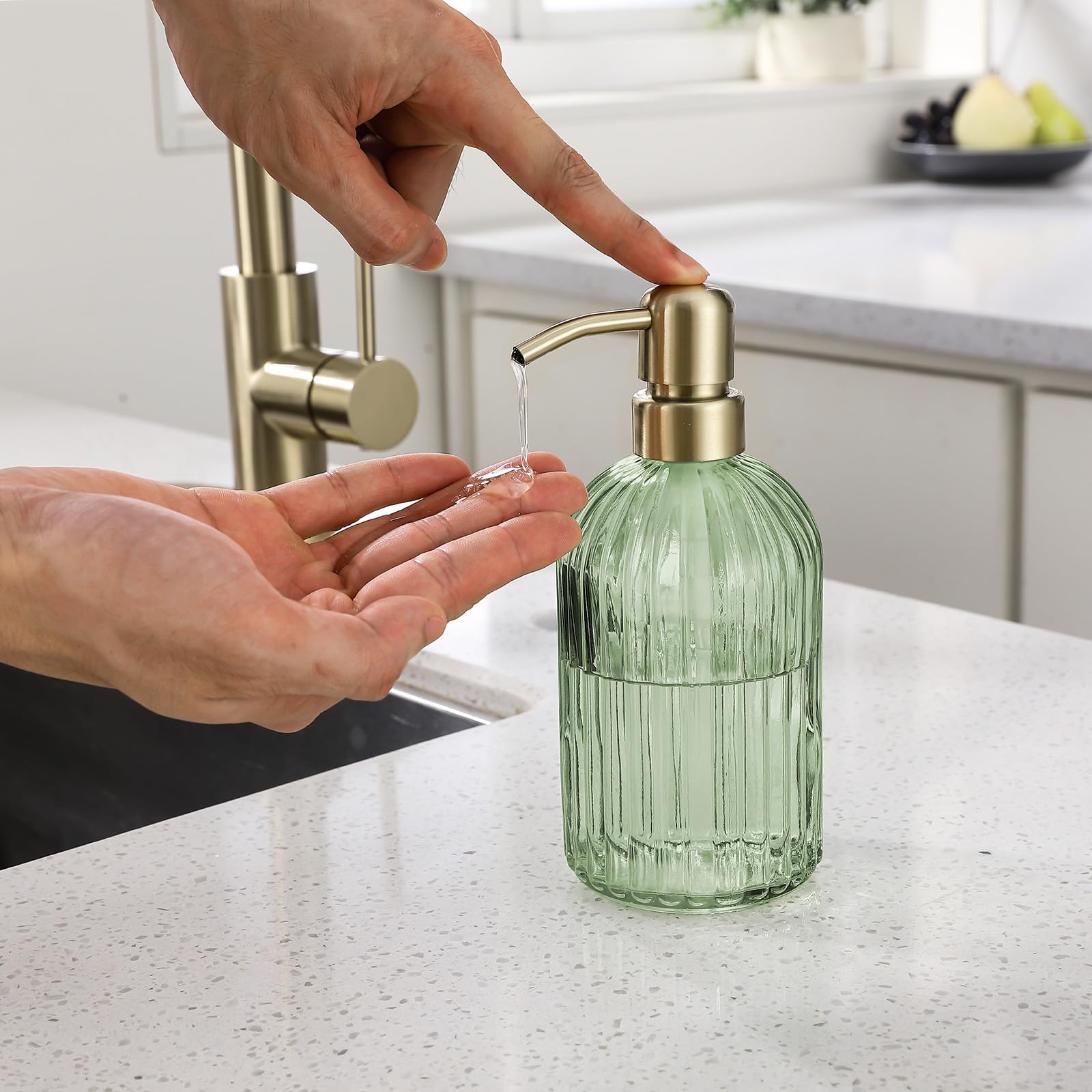Seifenspender aus grünem Glas mit rostfreier Edelstahl-Pumpe, 473 ml, grüne Streifen, Badezimmer-Handspender, Lotionspender mit gebürsteter Goldpumpe, gebürstetes Goldglas, Seifenspender, 2 Packungen