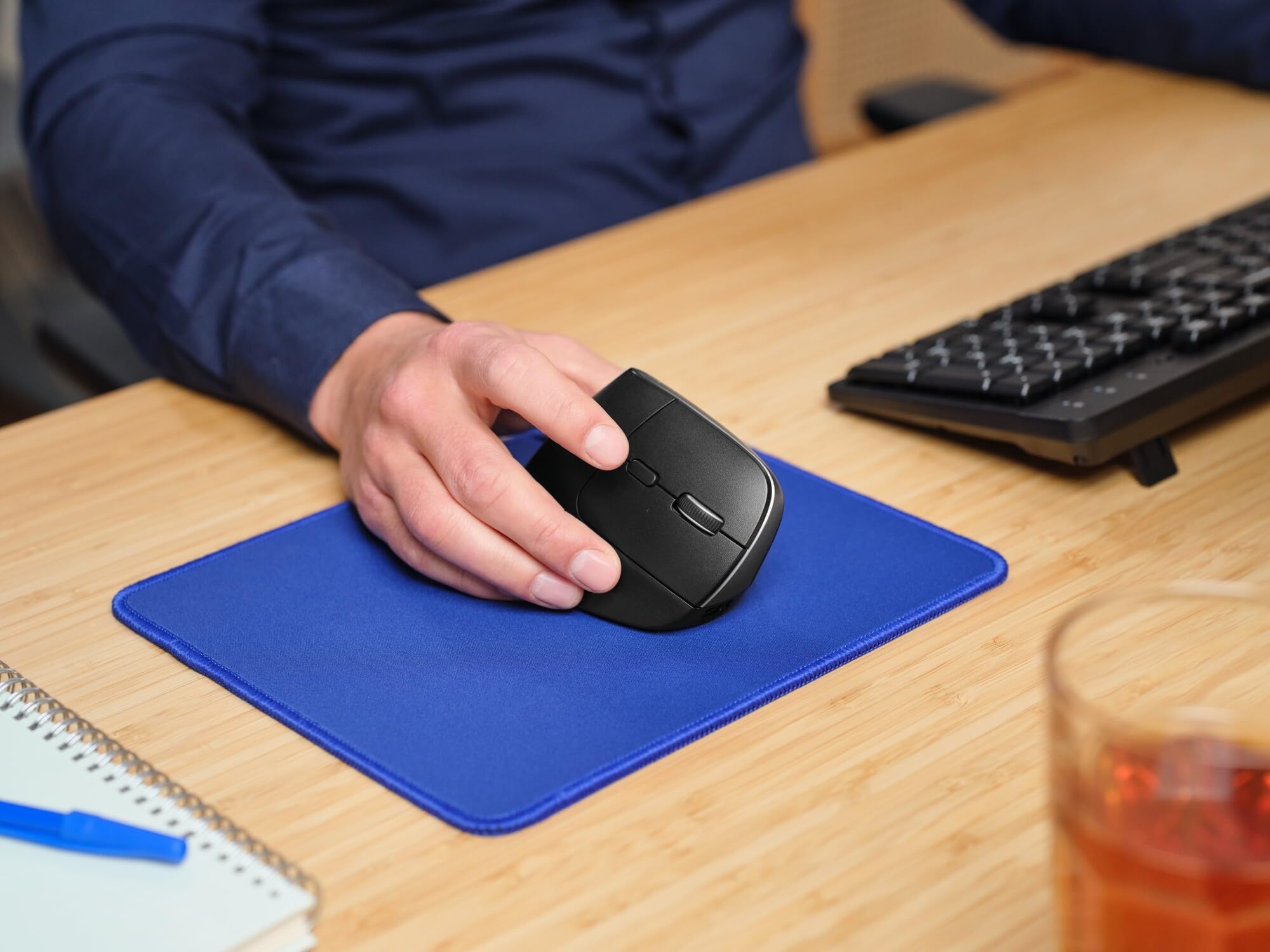 Trust Bayo+ Mouse Verticale Wireless Bluetooth + RF 2.4GHz, Ridurre la Tensione del Braccio e del Polso, 53% Plastica Riciclata, Mouse Ergonomico Ricaricabile Multidispositivo PC Laptop Mac - Nero