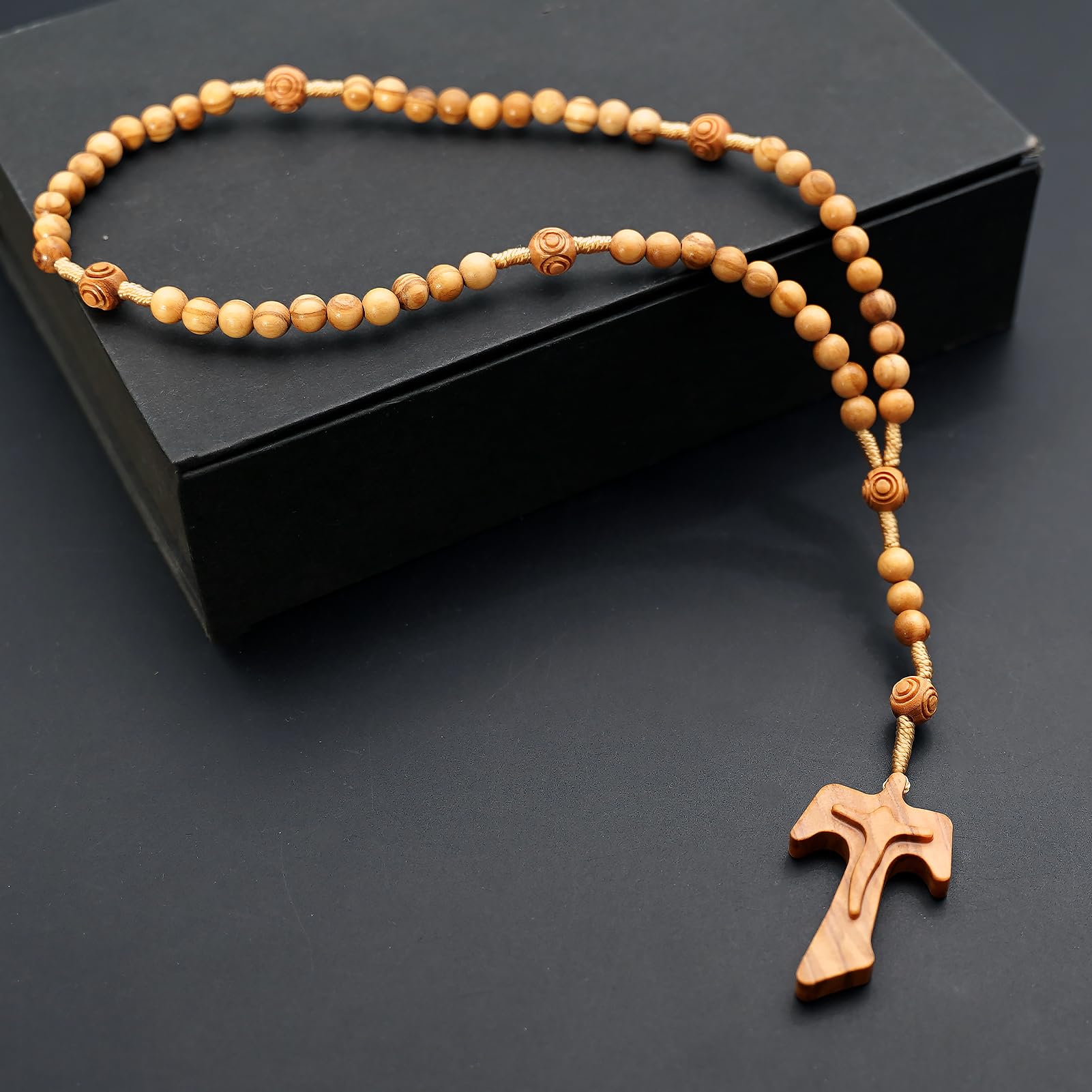 Różaniec z drewna oliwnego z wisiorkiem w kształcie krzyża tau, katolicki naszyjnik z koralików modlitewnych | Rzeźbione drewniane koraliki, wiązany sznurek, religijne oddanie chrzest bierzmowanie prezent