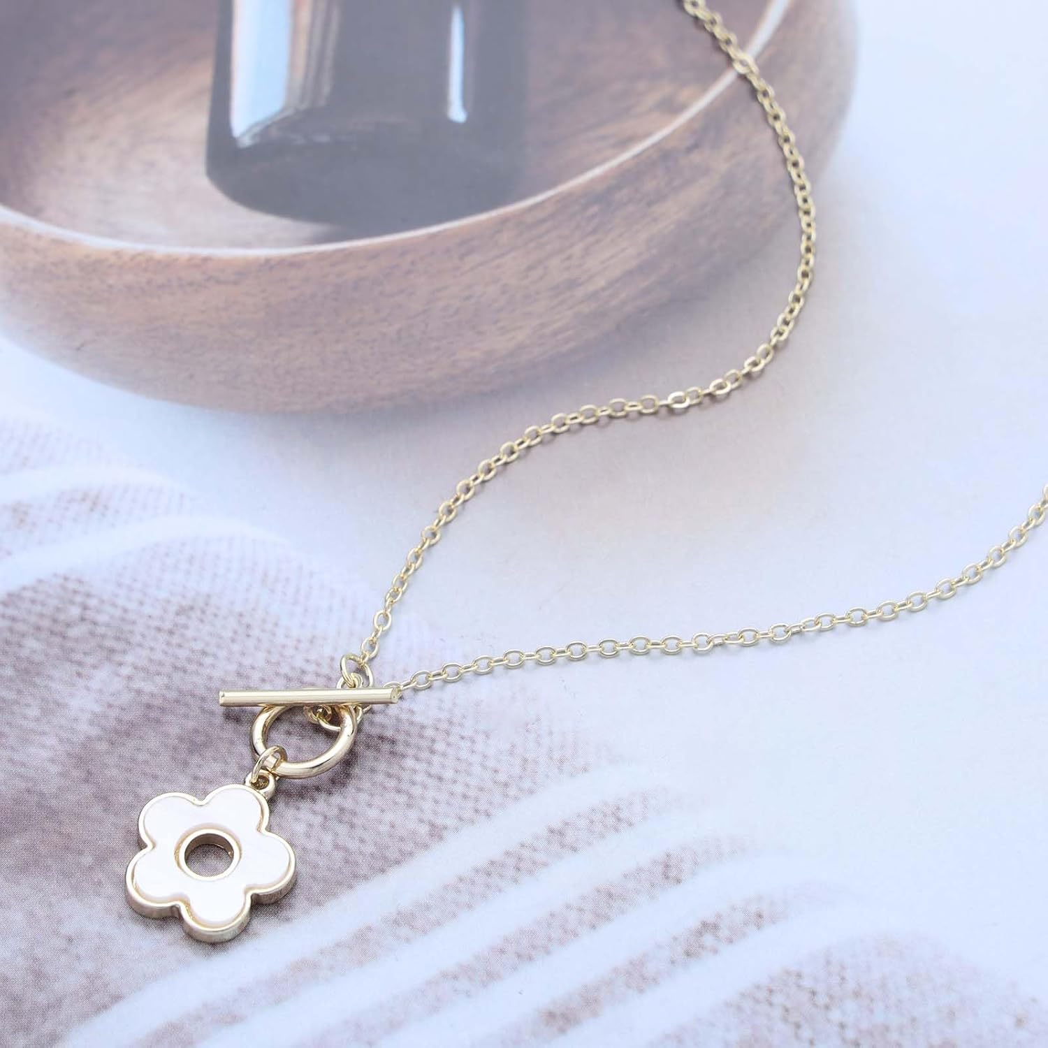 Boho Daisy Flower Choker Necklace Gold Flower Toggle Bar Clasp Necklace Vintage Flower Toggle Necklace Flower Pendant Necklace for Women - Image 5