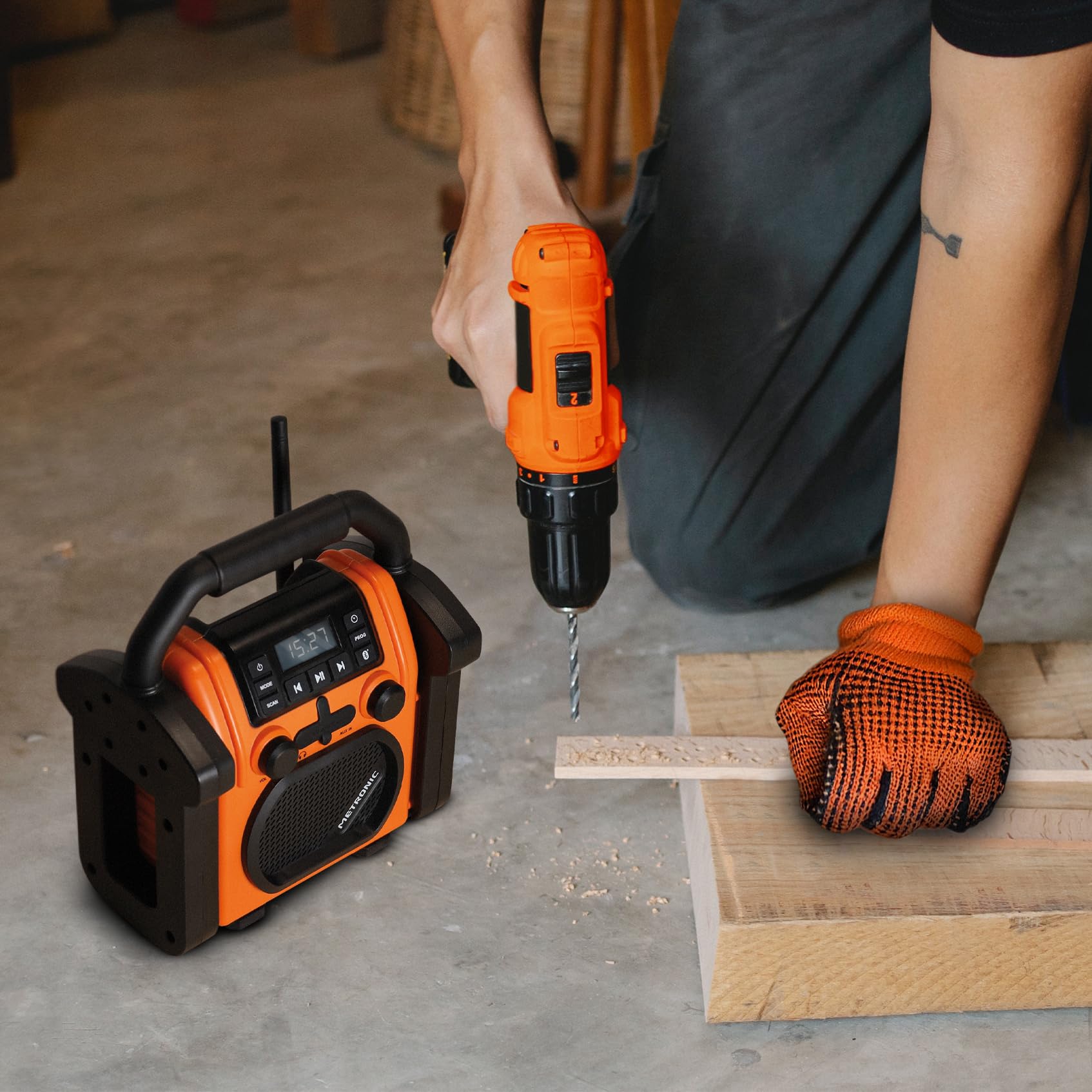 METRONIC 477227 Radio de Chantier FM Bluetooth avec Batterie Rechargeable de Secours - Robuste Résistante aux Chocs, à la poussières, aux éclaboussures - Orange