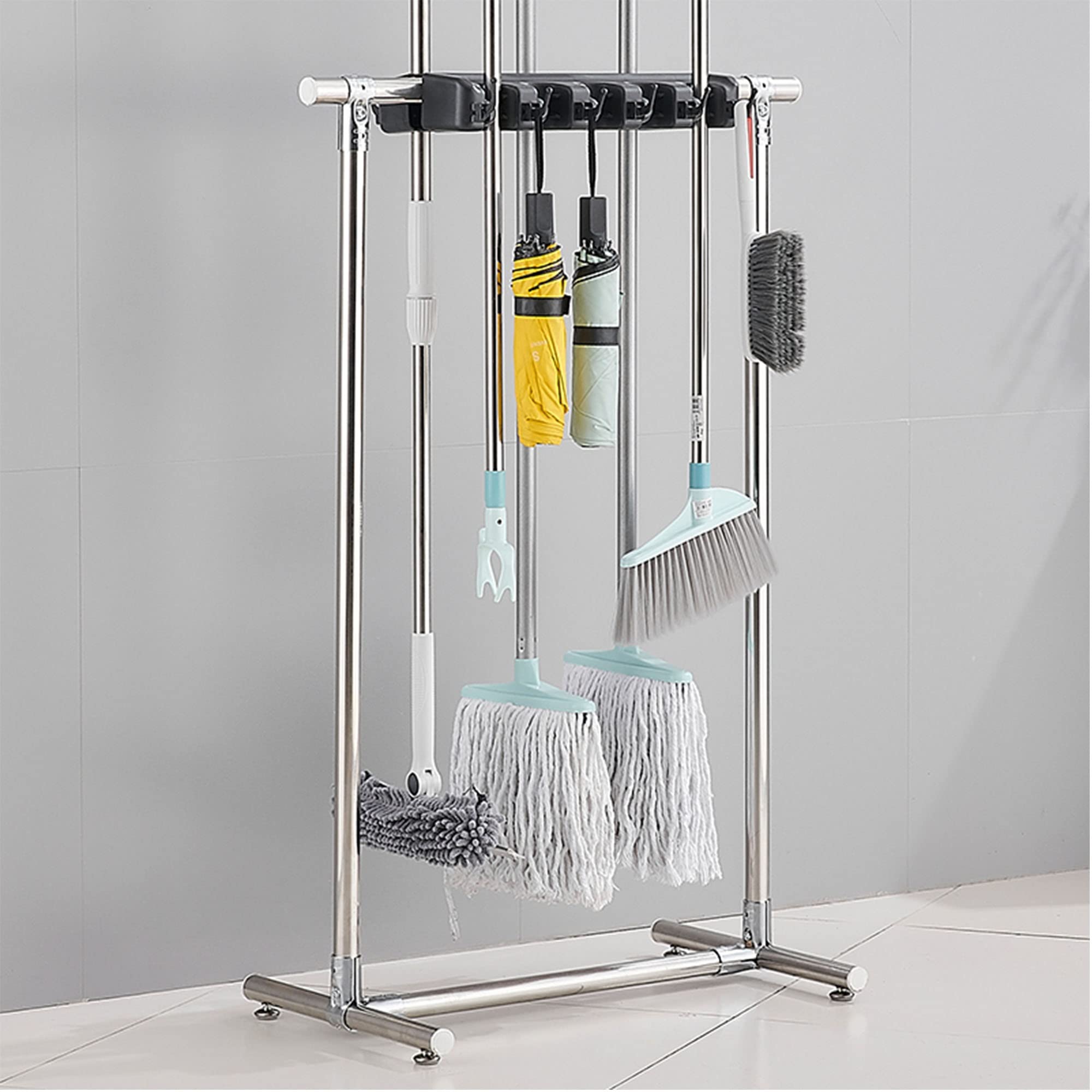 Soporte para escoba y fregona montado en el suelo con estante móvil para mopa húmeda, 5 ranuras y 6 ganchos, organizador de suministros de limpieza ideal - Práctico almacenamiento de carrito