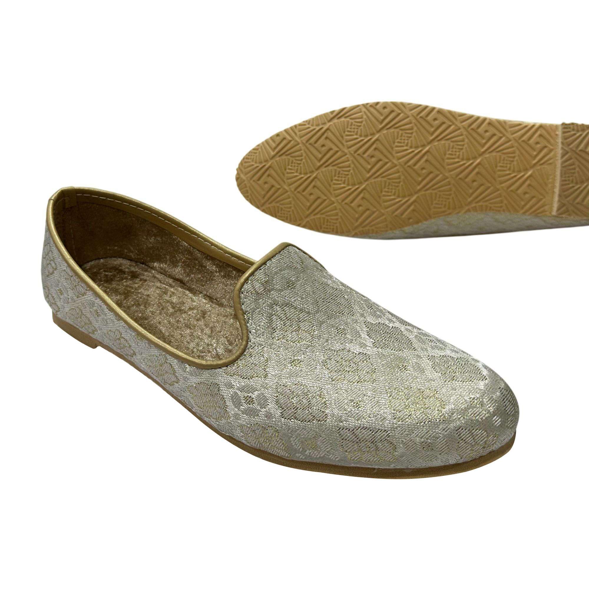 Scarpe da uomo color crema oro ricamate etniche slip-on matrimonio punjabi jutti fatte a mano mojari party scarpe