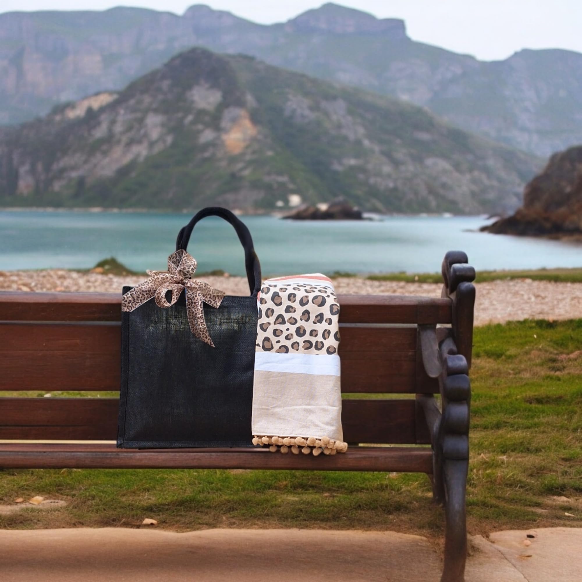 Borsa In Juta e Telo Mare Ricamate. Borsa e telo personalizzate. Set spiaggia idea regalo maestre, compleanno, festa della mamma