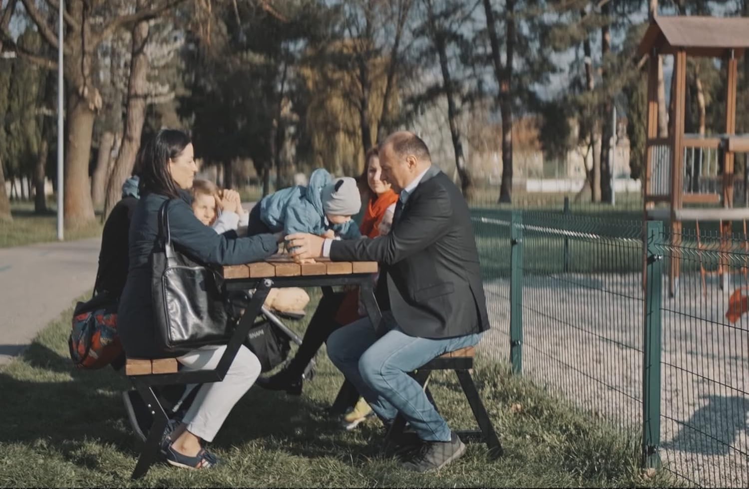 Składany stół i ławka Lea 3 w 1 / Składany zestaw stołów kempingowych Zestaw stołów do jadalni na zewnątrz Meble ogrodowe z litego drewna/Krzesła kempingowe BBQ Stołki Piknik (rozłożony: 145,5