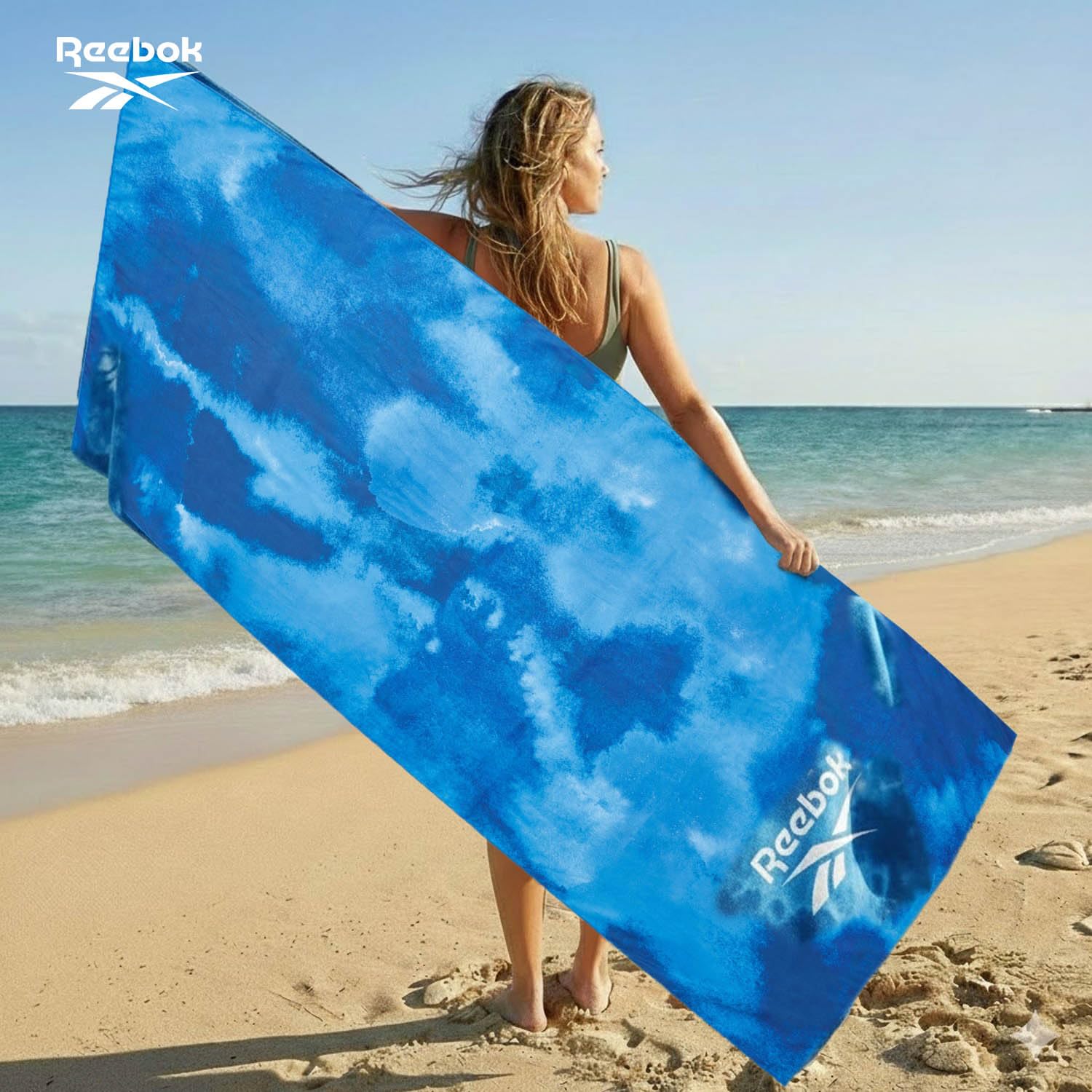 Reebok Toalla de Playa Microfibra Antiarena 90x180 cm | Secado Rápido, Ligera y Compacta con Bolsa | Toalla Grande para Gym, Piscina y Viaje, Diseño Azul Marino Nube