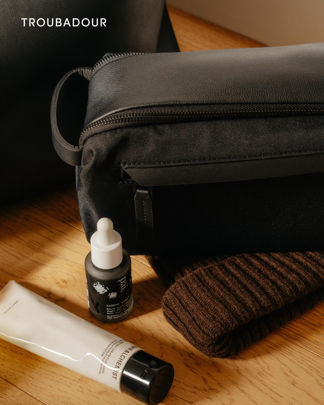Troubadour Rig Case 2.0 - Organizador tecnológico resistente al agua de alta calidad, compartimentos espaciosos para cables, cargadores y accesorios, duradero y ligero para profesionales en