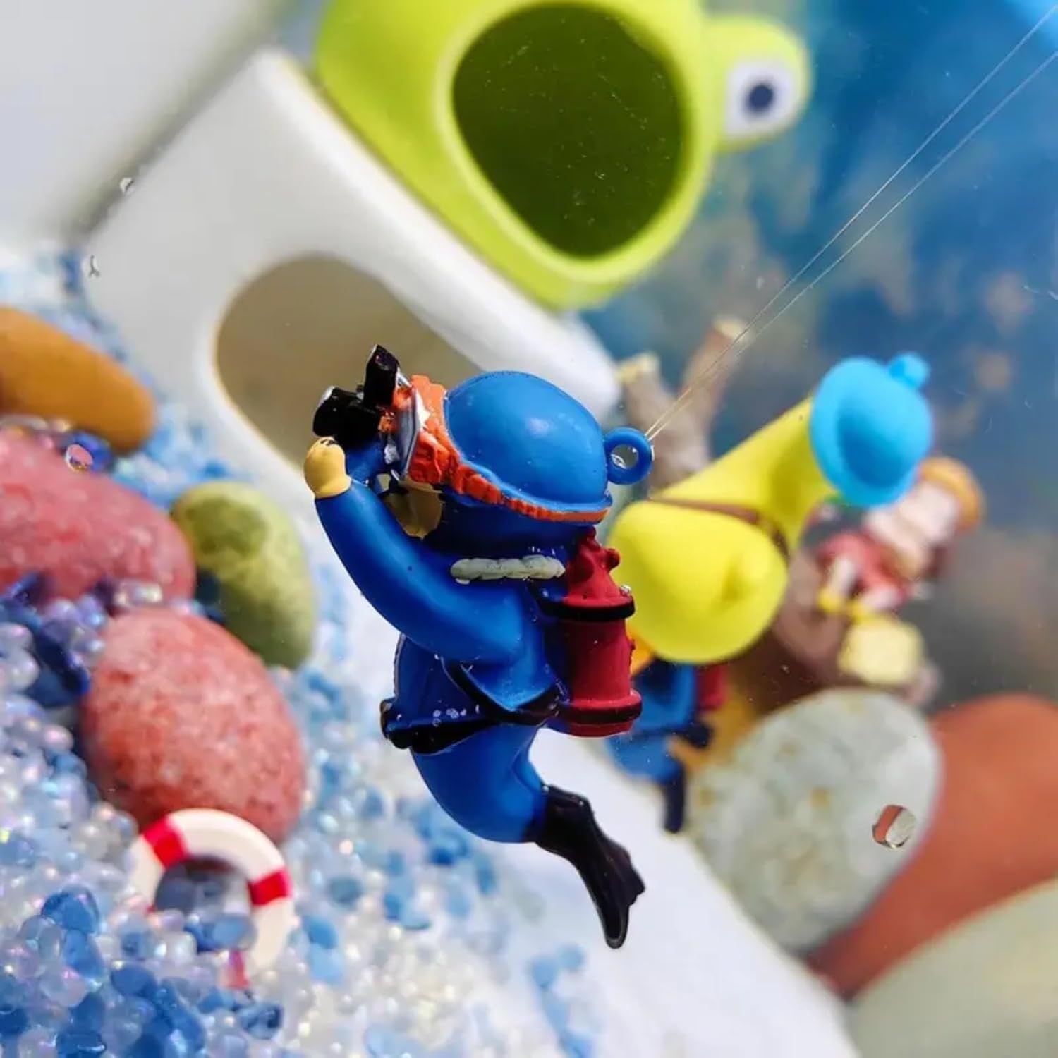 Scuba Diver Fish Tank Decoration - Interactive Floating PVC Accessory with Diving Gear, Adding Color to Lively Aquarium Scenes