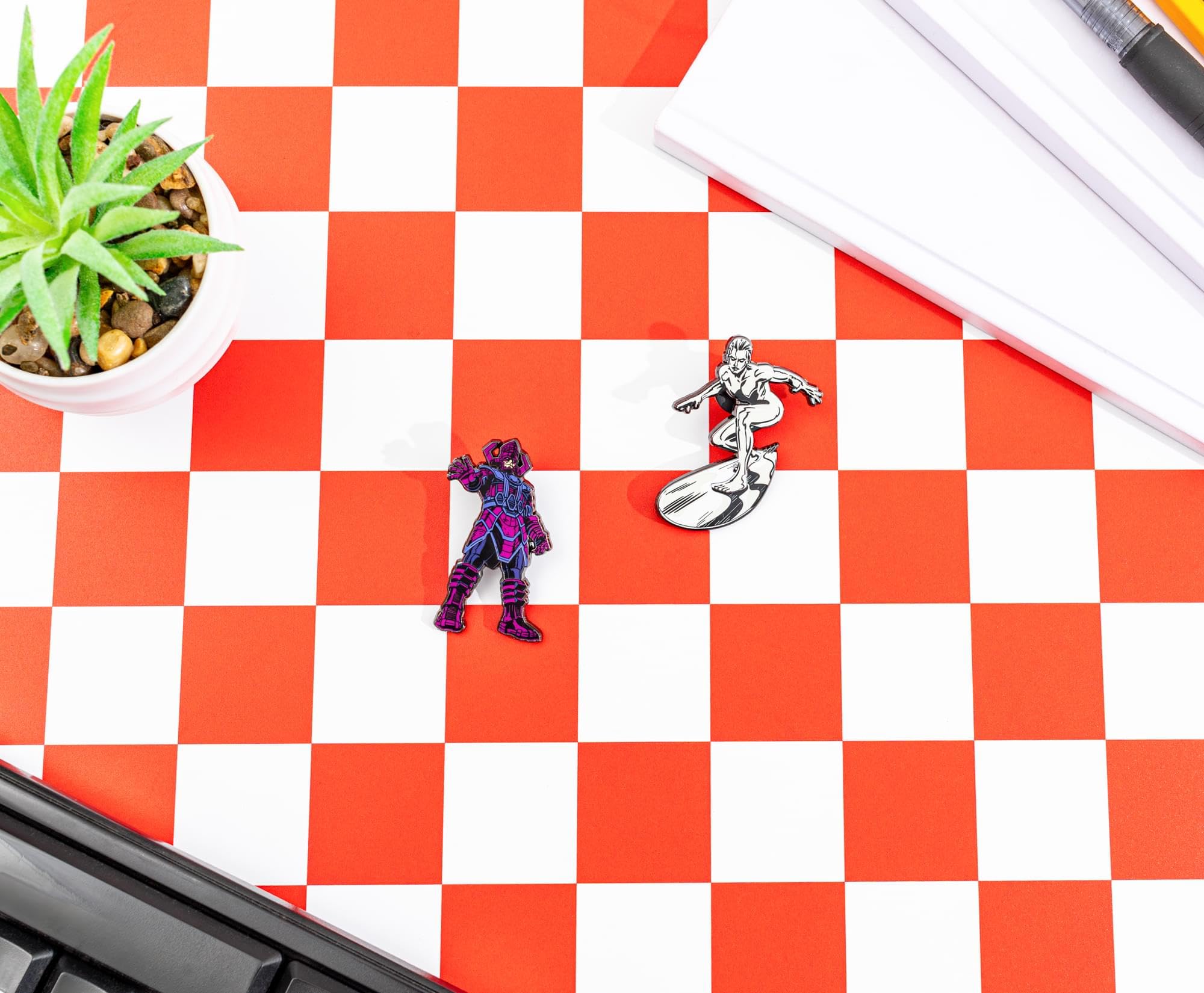 Marvel Studios The Fantastic Four: First Steps Galactus y Silver Surfer - Juego de pines esmaltados de 2 piezas | Accesorios para cordón, mochila