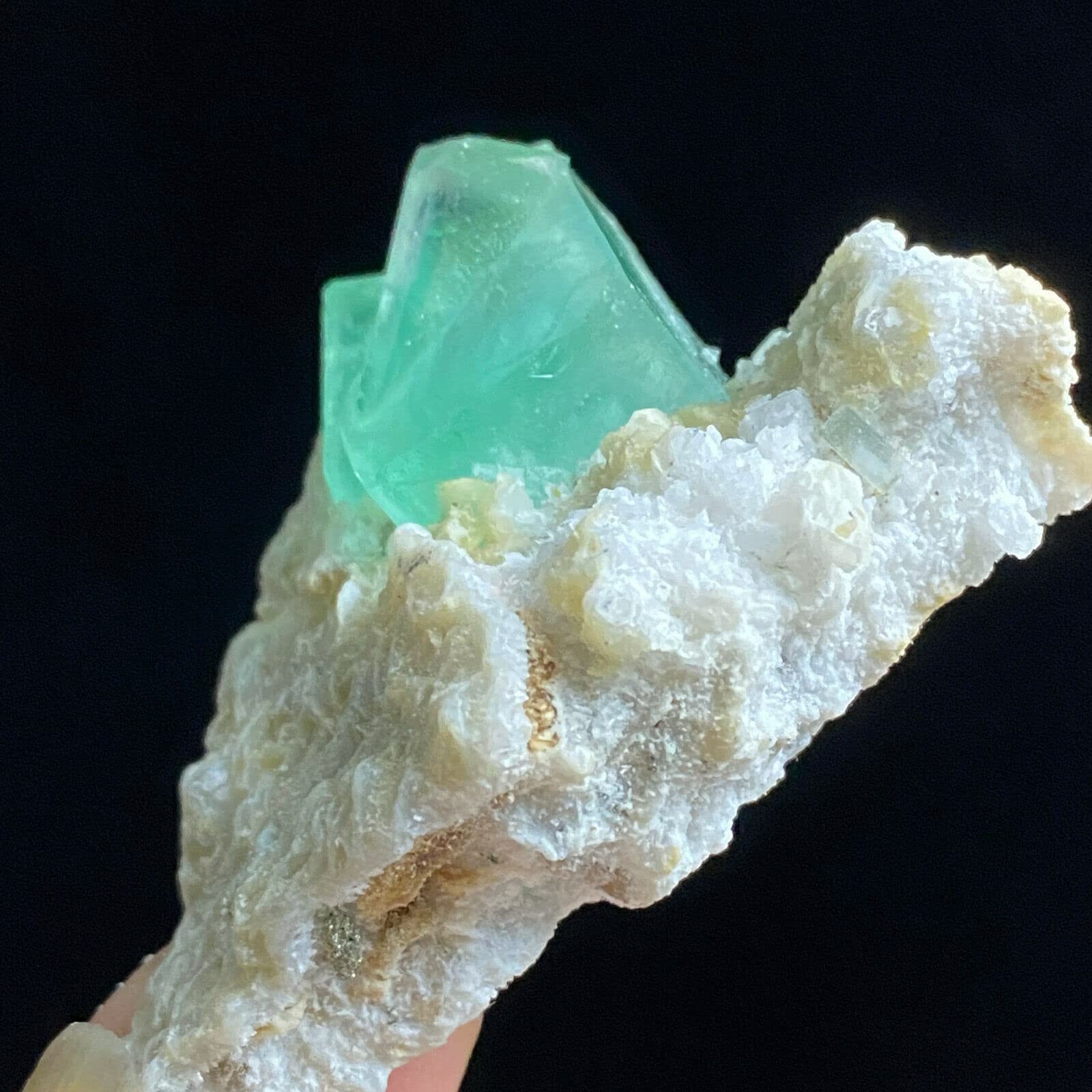 Amazon.co.jp: 天然水晶の原石 36g 半透明の緑色の台形蛍石結晶標本