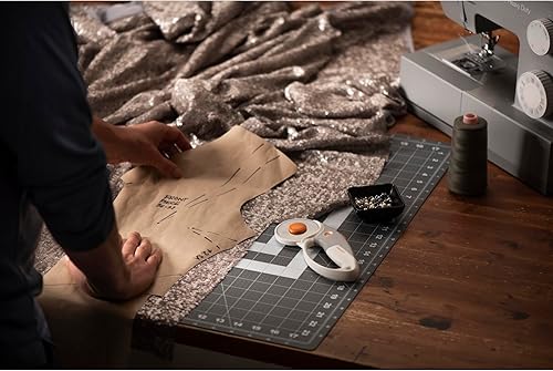 Miniatura 8 de Fiskars Cortador giratorio de 2.362 in para tela, cuchilla de corte rotativa de titanio, suministros para manualidades, proyectos de costura y