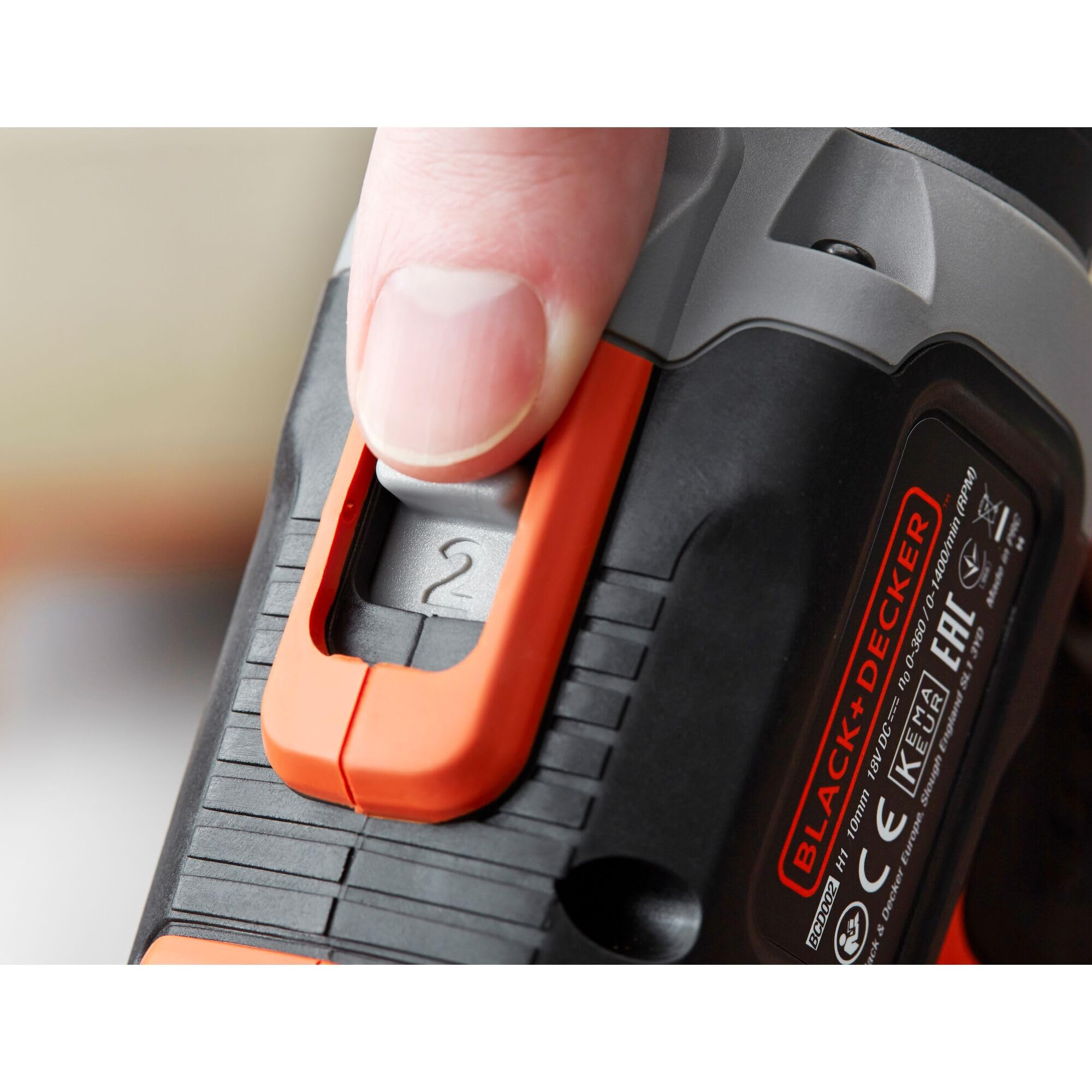 BLACK+DECKER Marteau perforateur sans fil 18V à 2 vitesses avec 2 batteries 1.5Ah et chargeur 400mA, couple 45Nm, lampe de travail LED, BCD003C2K-QW