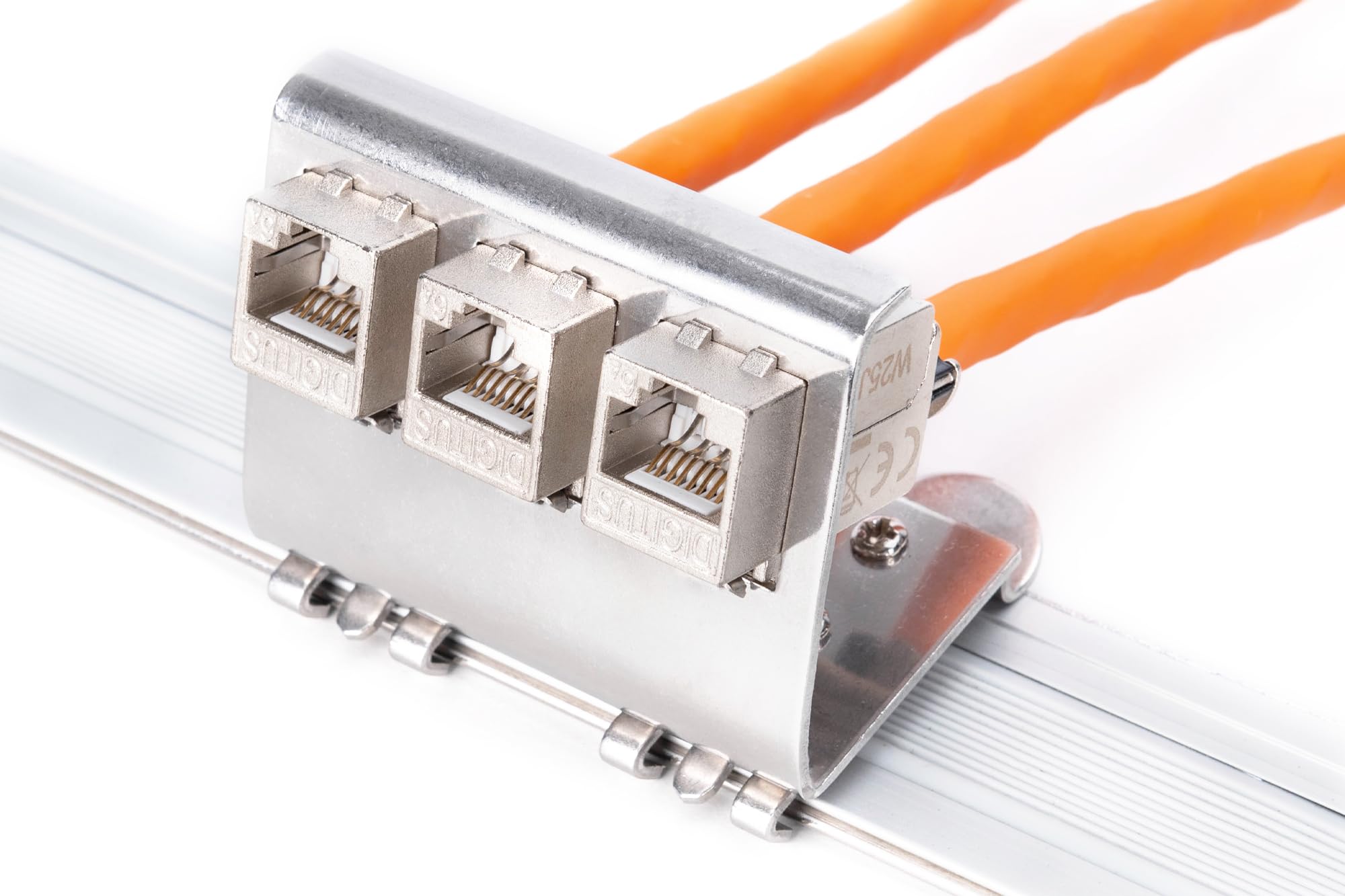 DIGITUS Adapter na szynę DIN do modułów Keystone - 3-portowy - kątowy 45° - stal nierdzewna - otwarta obudowa