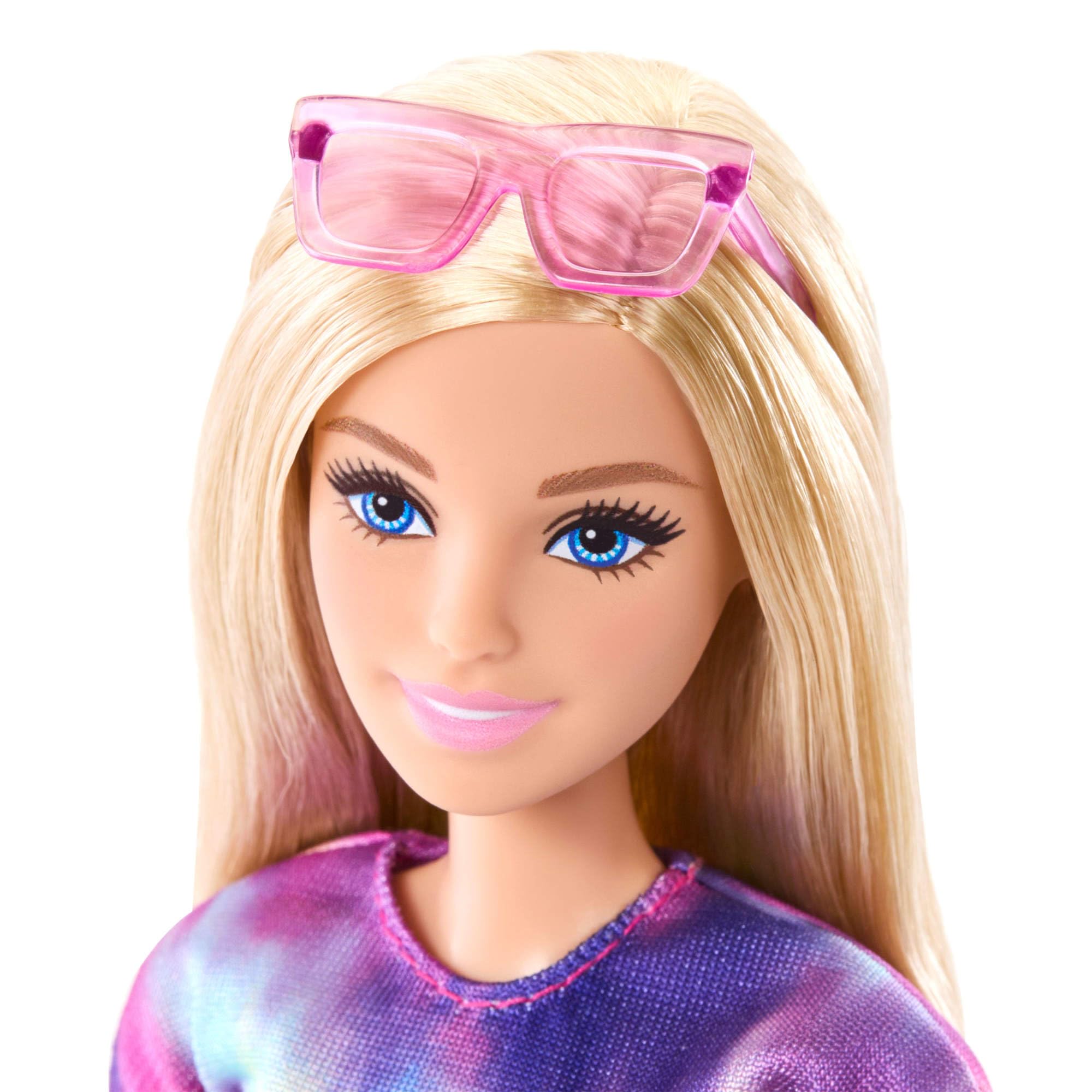 Barbie - Malibu, Bambola con Outfit Rimovibile e Accessori Inclusi tra Cui Gli Occhiali da Sole, Look Ispirato alla Serie Mysteries: Beach Detectives, Giocattolo per Bambini, 3+ Anni, JFV63