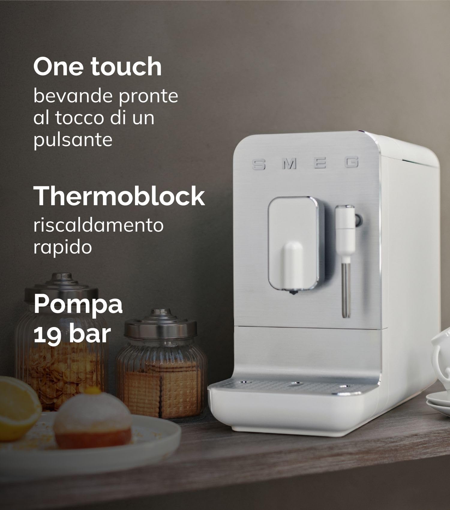 Smeg, Macchina da Caffè Espresso Automatica BCC12WHMEU, Lancia Vapore, Macinacaffè Integrato, Sistema Thermoblock, Serbatoio 1,4L, Cassetto Raccogligocce Rimovibile, Dimensioni Compatte, 1350W, Bianco