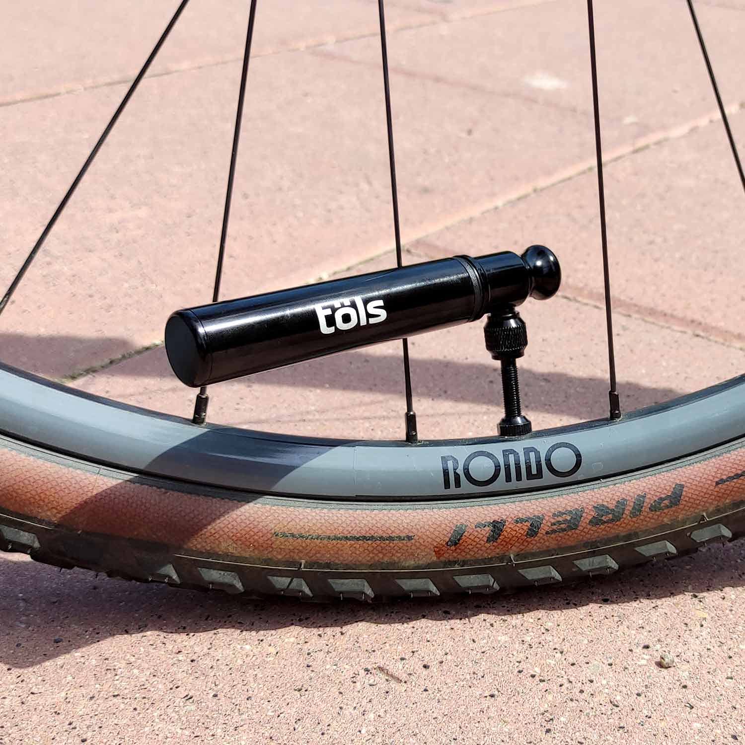 TÖLS Mini-Fahrradpumpe Aina, 132 ml, 80 PSI, Fahrrad-Reparaturset, inklusive Fahrradhalterung, tragbarer Luftpumpe für MTB, E-Bike und Rennrad, manuelle Steuerung oder CO2-Luftkompressor, Schwarz