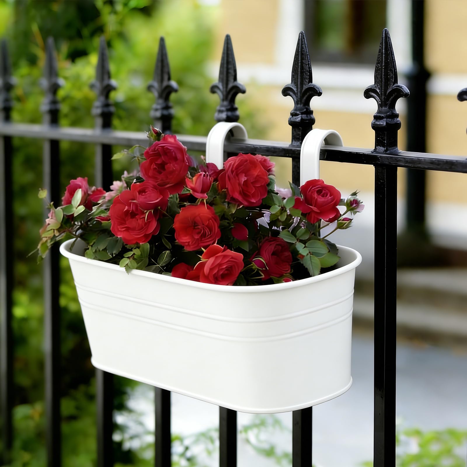 RIOGOO Pots de Fleurs Pots de Fleurs à Suspendre en Fer en Métal Pots de Jardin Jardinières de Balcon Seau en Métal Porte-Fleurs à Suspendre Décor Pot- Crochet Amovible (4 PCS) (Blanc)
