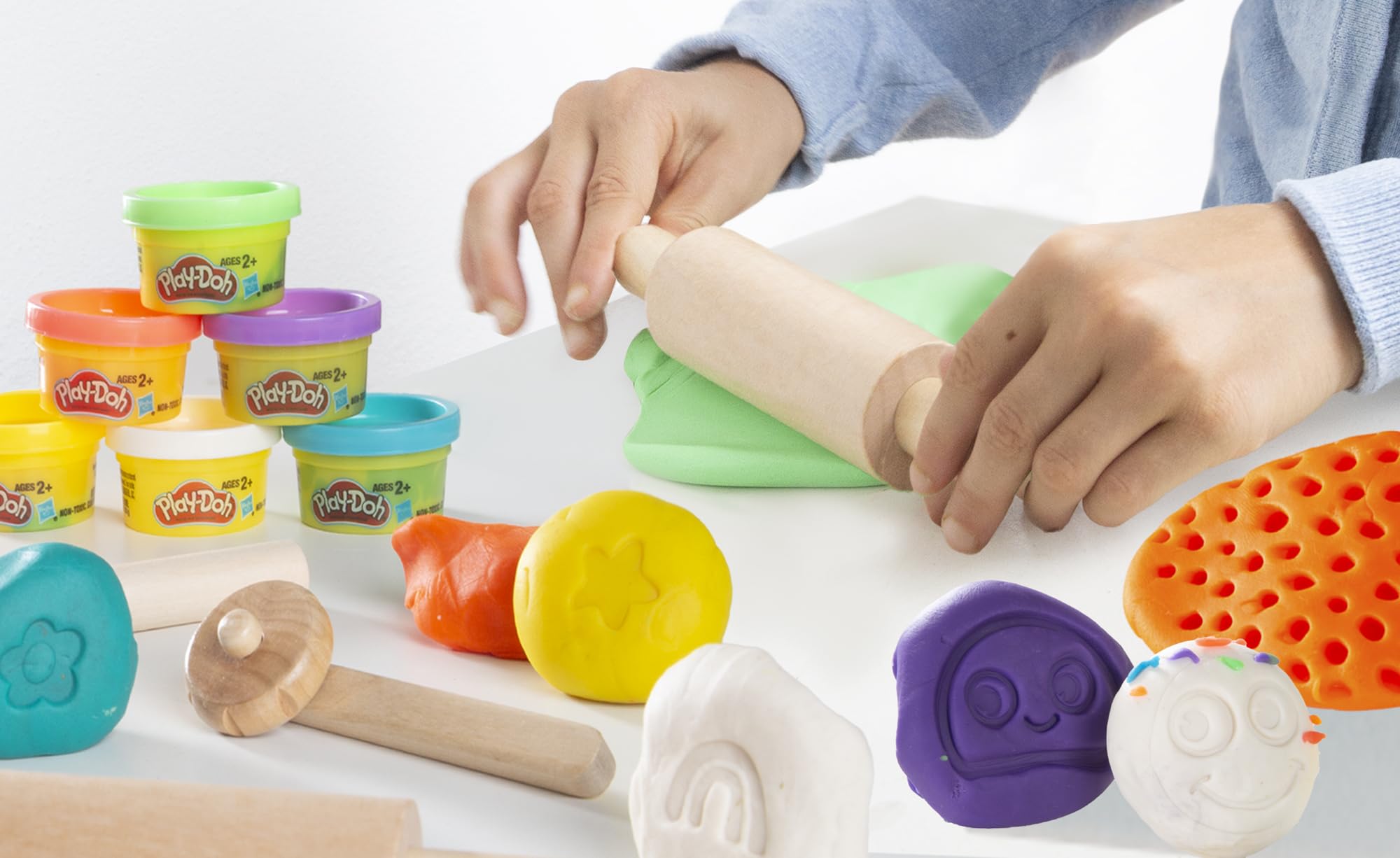 roba x Play-Doh Escritorio Escolar - Herramientas de Madera certificada por el FSC, Alfombra Creativa, 6 latas de plastilina, Delantal y Silla - Escritorio para Pintar, Manualidades y Jugar