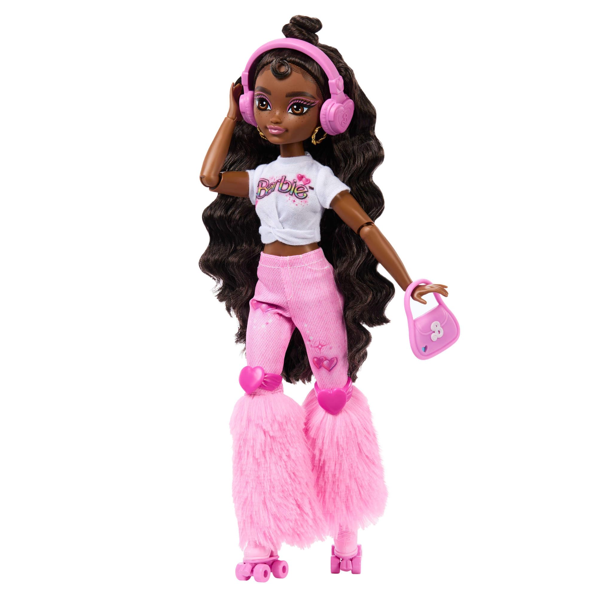Barbie Dream Besties Lalka Brooklyn na wrotkach do ustawiania w różnych pozach, z ciemnobrązowymi włosami, wrotkami i akcesoriami z motywem muzyki, JFX97