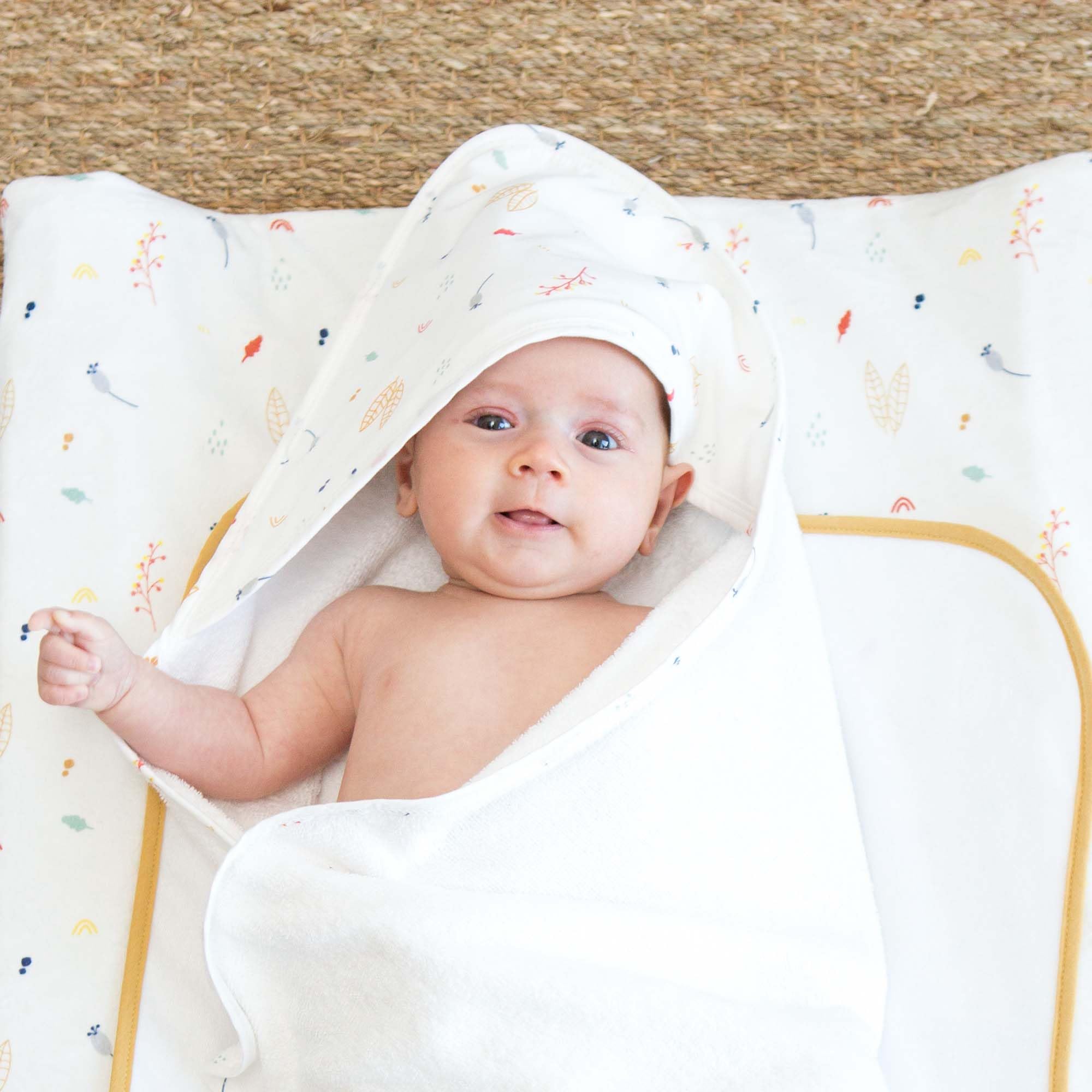 Trois Kilos Sept - Set Bain Bébé Forêt - Cape à Capuche + Gant - 100% Coton Doux et Absorbant - Certifié Oeko-TEX® Standard 100 - Motif Forêt - 70x70 cm