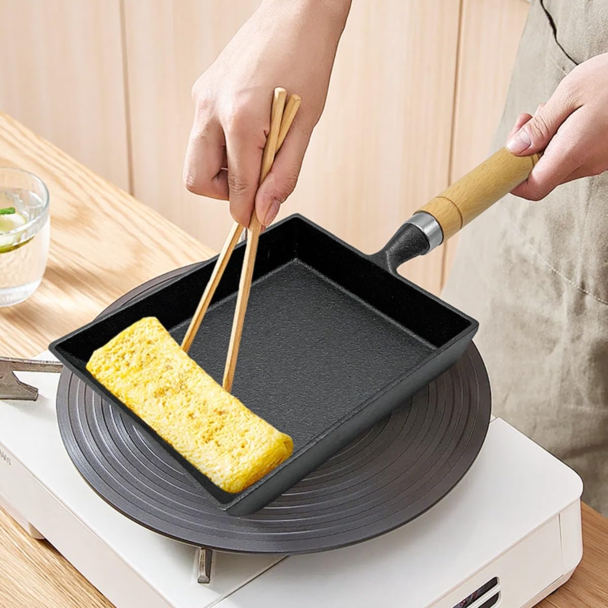 Amazon | 南部鉄器 卵焼き器 木柄 黒焼 内寸 (18*15cm,ブラック) [並行