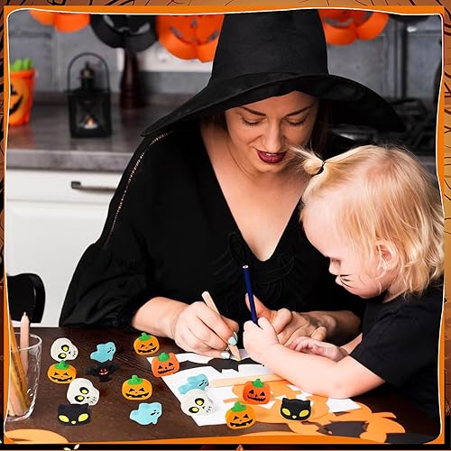Miniatura 4 de Borradores de Halloween para niños a granel, 50 piezas grandes de Halloween, calabaza, fantasma, cráneo, murciélago, borradores para truco o trato