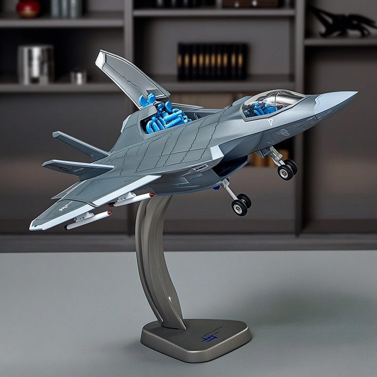 Harilla Aereo Modello da Caccia Maquette Velivolo Miniatura in Lega E Plastica Accessori Staccabili Sotto Tettuccio Cristallino Presentazione Dinamica su