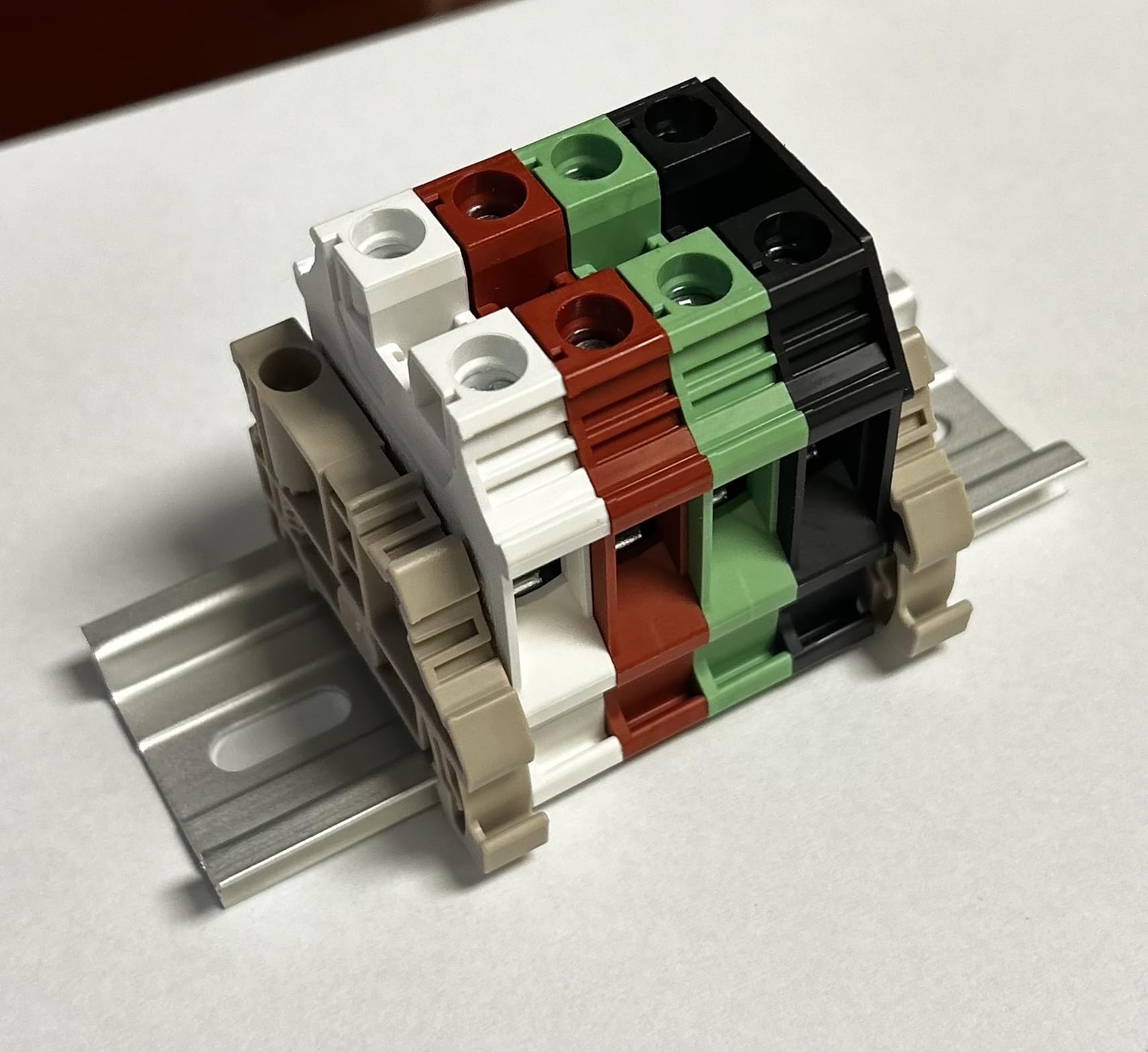 Splice Dinkle Shore DK10N Blok zacisków szynowych DIN 50 A 6/4 przewody UL International Connector Dinkle Shore Biały Czerwony Zielony Czarny 6-20 AWG 60 A 600 V L1 L2 N GND