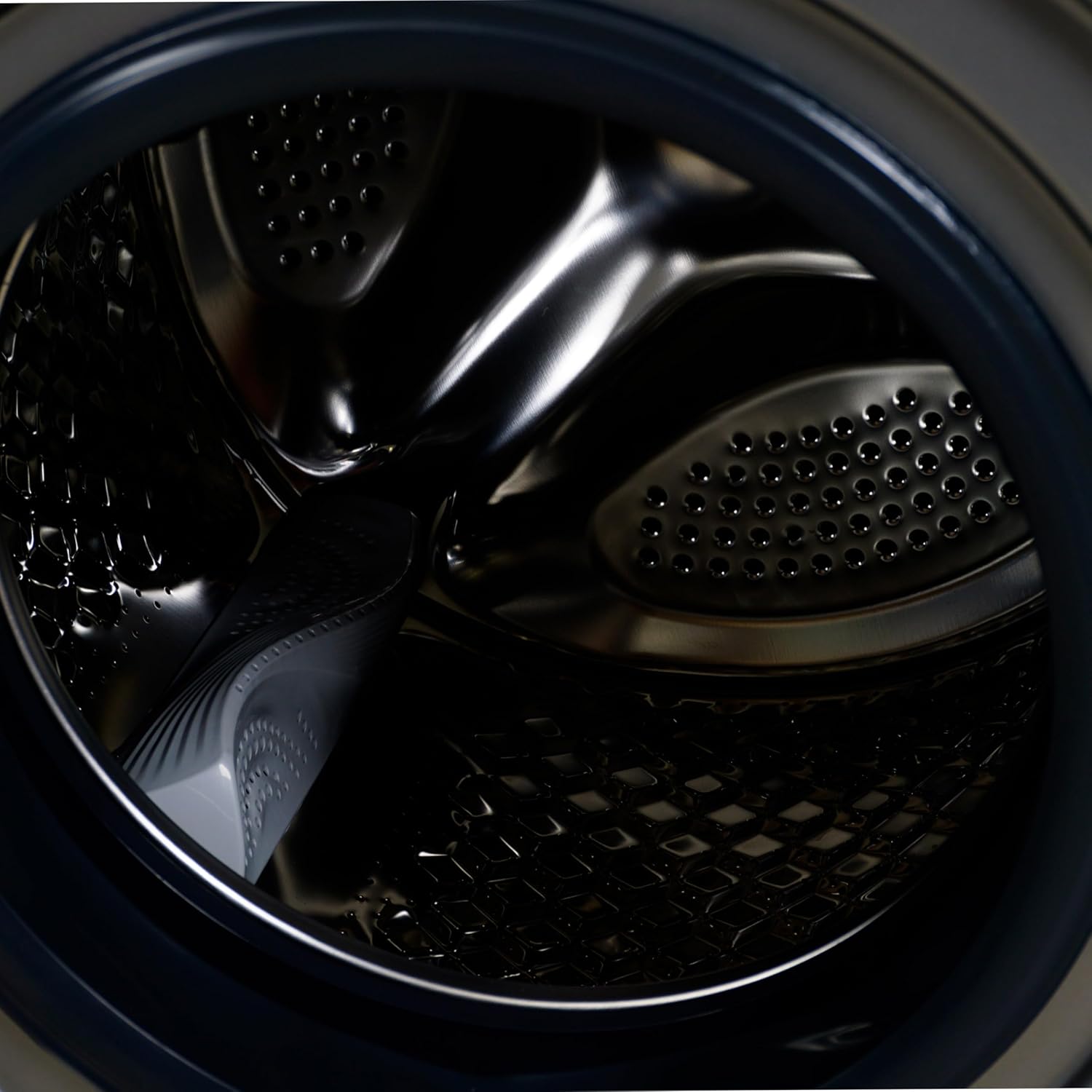 Van dichtbij view of the stainless steel drum inside the washing machine