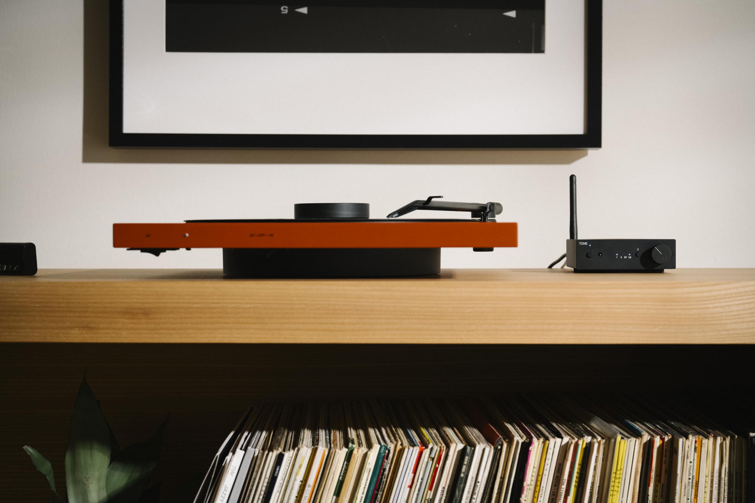 Tone Turntable - Giradischi minimalista con Bluetooth, preamplificatore phono integrato, braccio di alta qualità, trasmissione a cinghia, Tone Factory - Made in Europe (rosso)