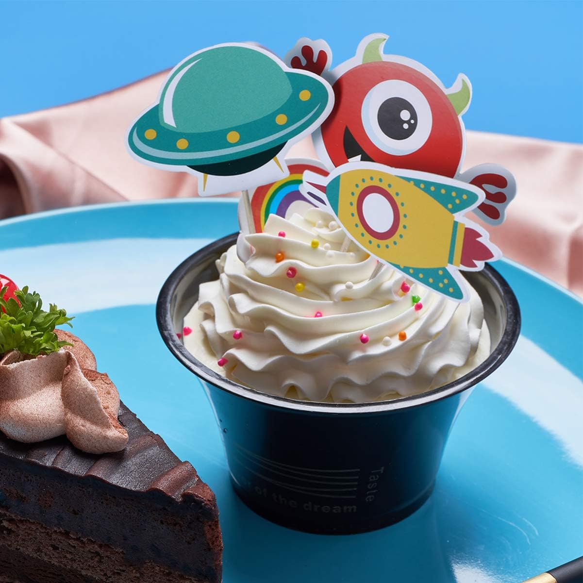 Amosfun 18pcs Monstre Gateau Toppers Papier Extraterrestres Cupcake Extraterrestre Gateau Inserts Gateau Prend Le Gateau Decoration De Gateau Pour La Fete D Anniversaire De Nouvel An Amazon Fr Cuisine Et Maison