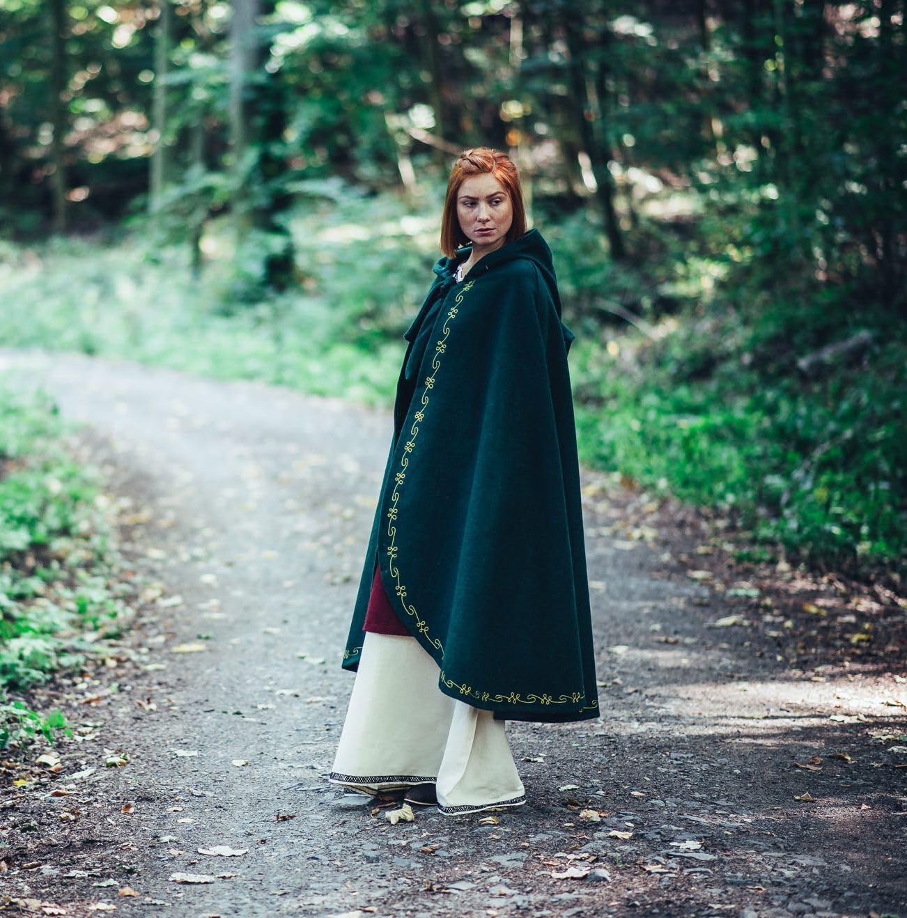Leonardo Carbone® Ásidís średniowieczna peleryna wełniana z haftem ręcznym – średniowieczna odzież damska, peleryna damska, kostium hobbit, odzież LARP, Wikingowie, Cosplay, Halloween, karnawał