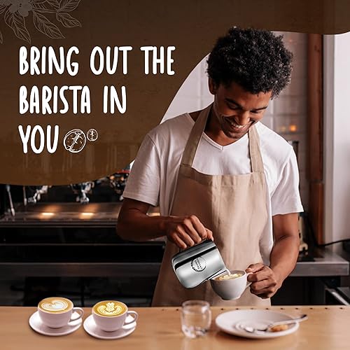 Miniatura 5 de Jarra espumadora de leche, 32 oz (30.4 fl oz), taza espumadora de leche de acero inoxidable con bolígrafo Latte Art, medición en ambos lados, jarra