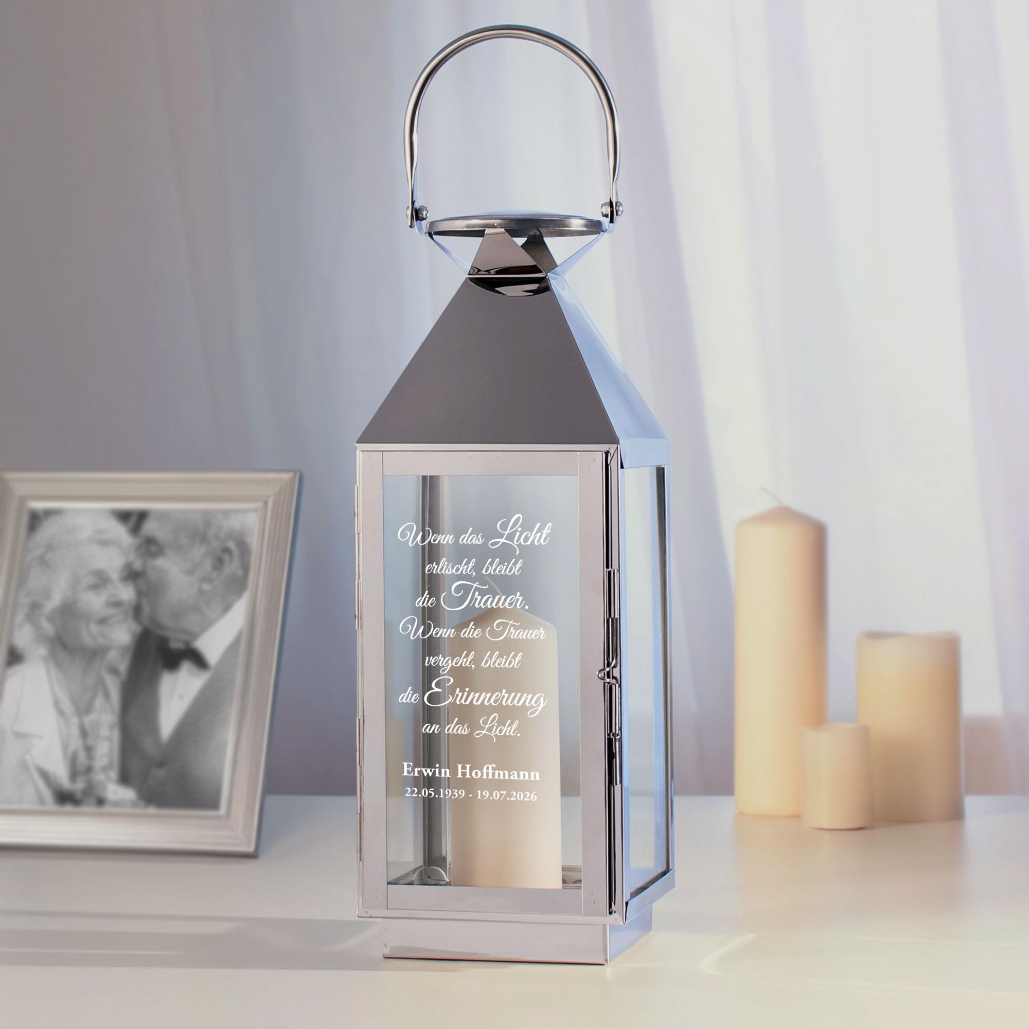 Casa Vivente Edelstahl Laterne mit Gravur für das Grab, Trauerlicht mit Inschrift, Personalisiert mit Namen und Datum, Dekoration, Grablicht