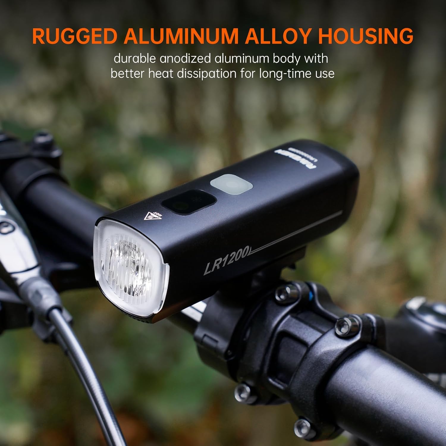 RAVEMEN LR1200 cykellygte med vanddråber, der demonstrerer IPX6 vandtæthed