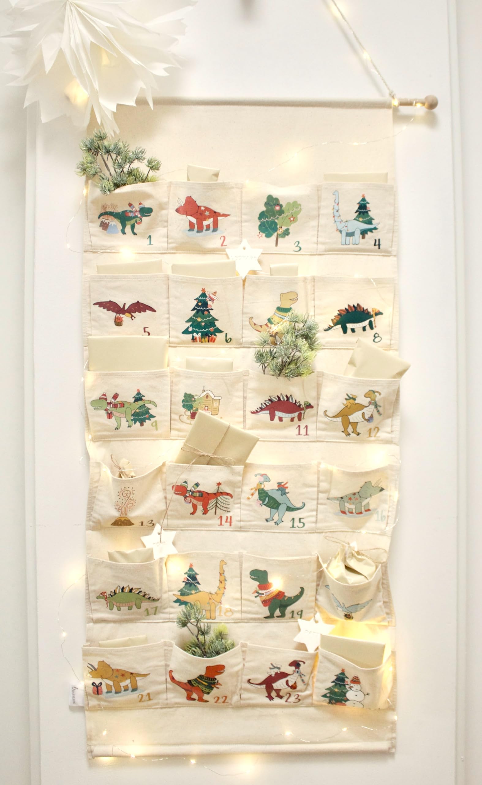 Adventskalender zum Befüllen, Kinder, Stoff, Alternative zu Tüten, groß xxl, Holz, Idee für Weihnachten 2025, hängend, Wandkalender, Wandteppich, wiederverwendbar, für Mädchen Jungs [Dinosaurier]