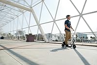 Vista 3 de Patinete Razor A5 Air Kick para niños de 8+ años - Plataforma extra larga, ruedas neumáticas de goma de 8", plegable, manillar antitraqueteo