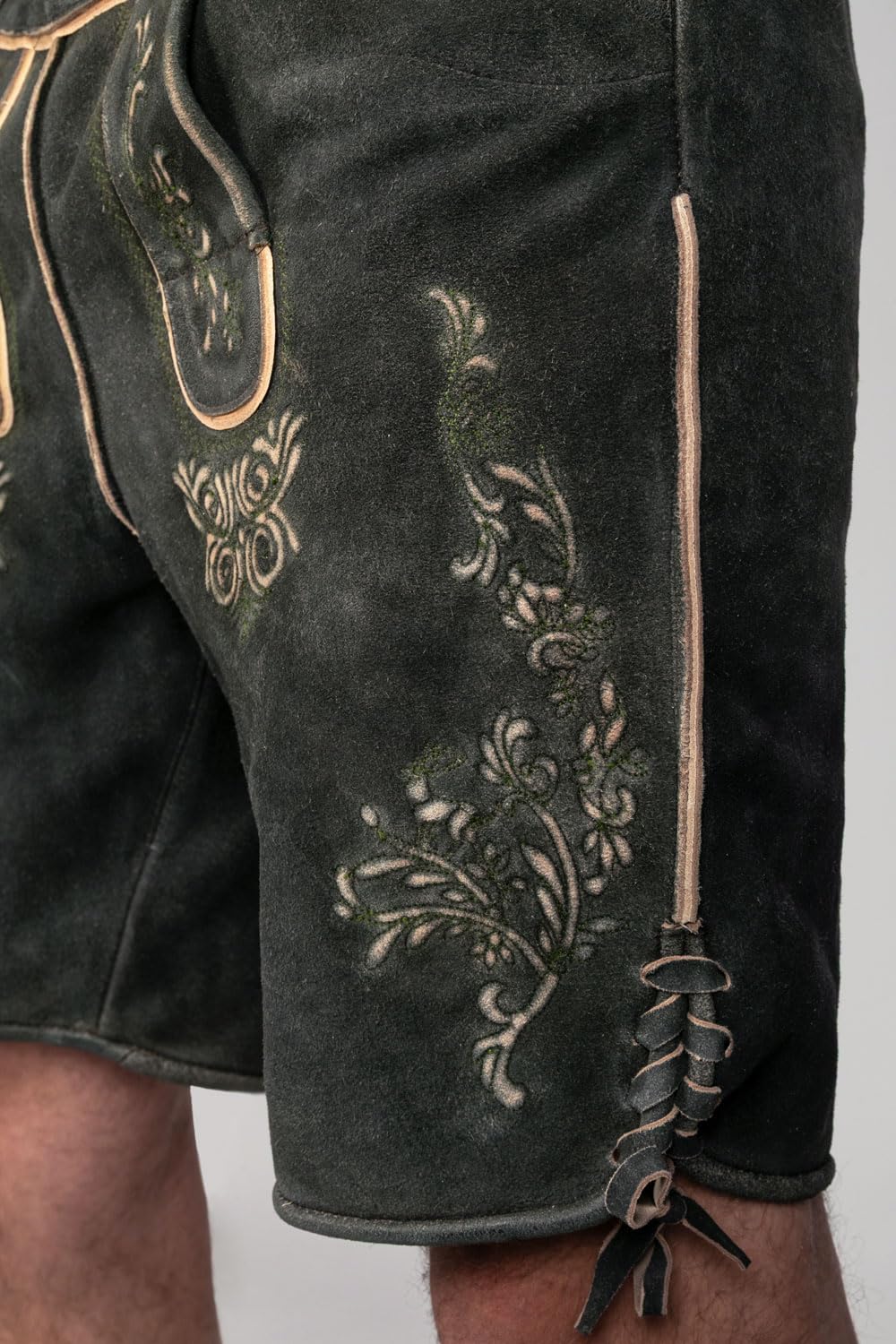 Edelnice Trachtenmode Kurze Wildbock Lederhose Friedl dunkel mit gruener Stickerei