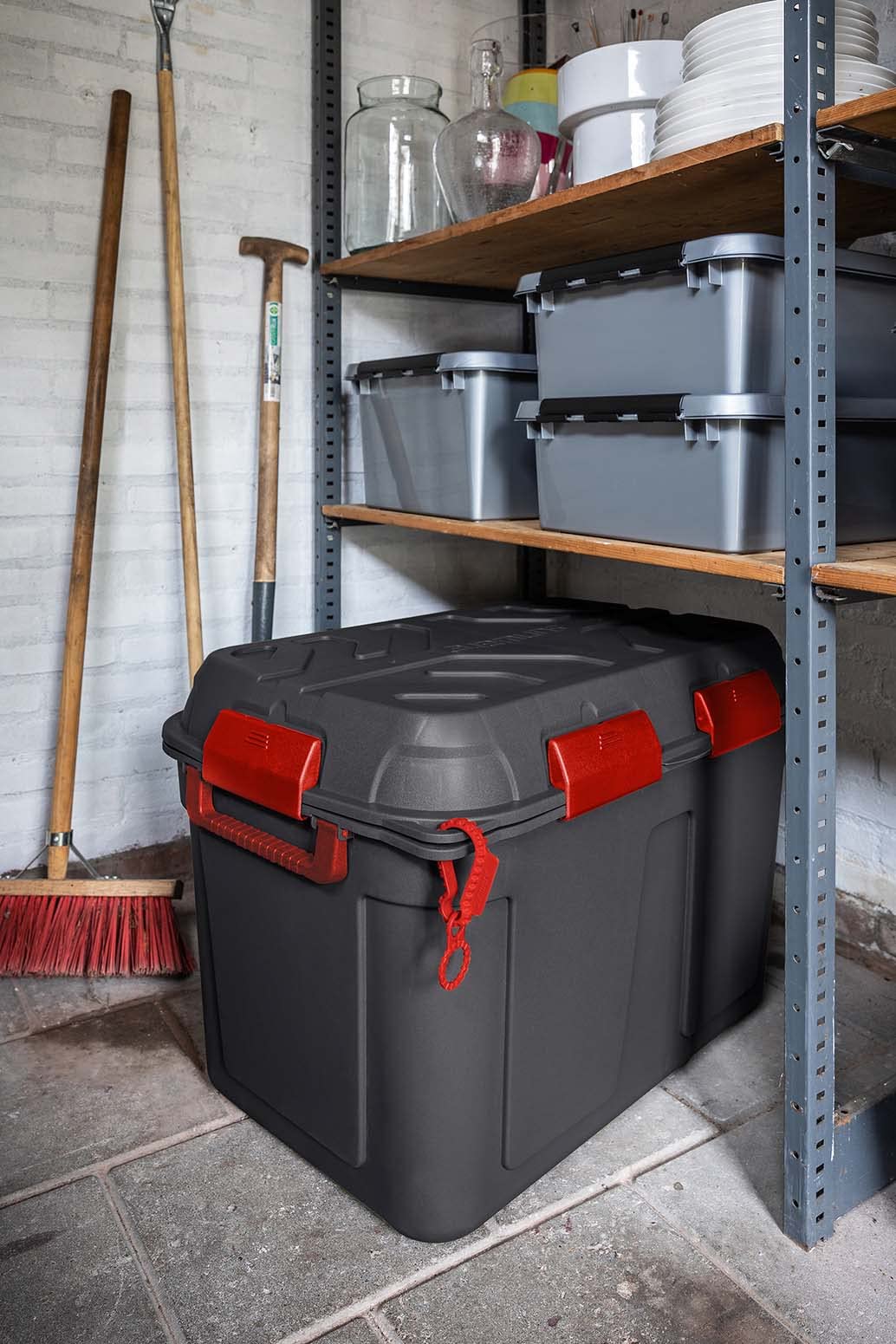 Sunware Q-Line - Caja de almacenaje impermeable (160 L, 790 x 545 x 545 mm), color gris y rojo
