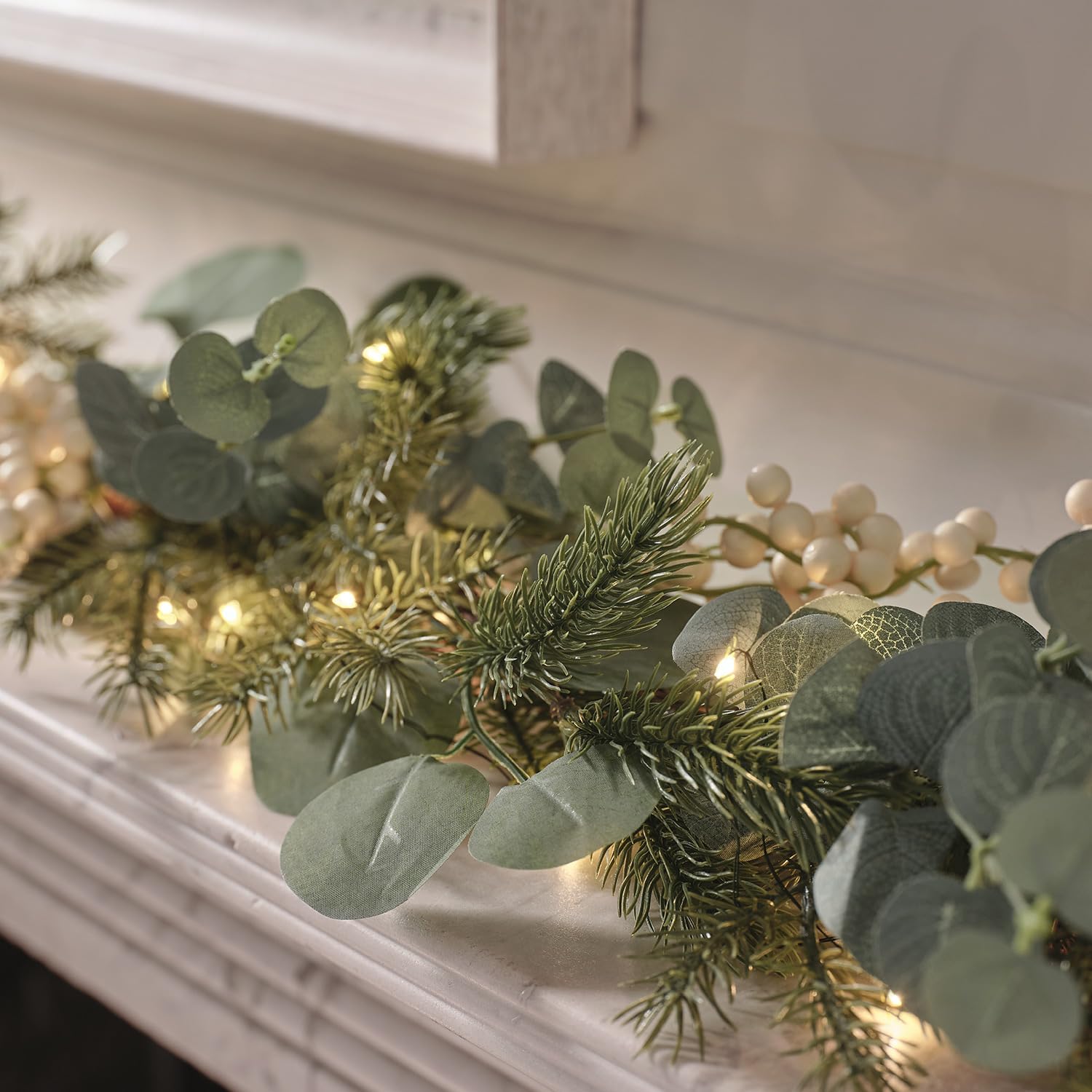 Light4fun Eukalyptus- und weiße Beerengirlande mit Beleuchtung batteriebetrieben & mit Timer Weihnachten Dekoration beleuchtet Innen Grün Weiß (1,5 m)