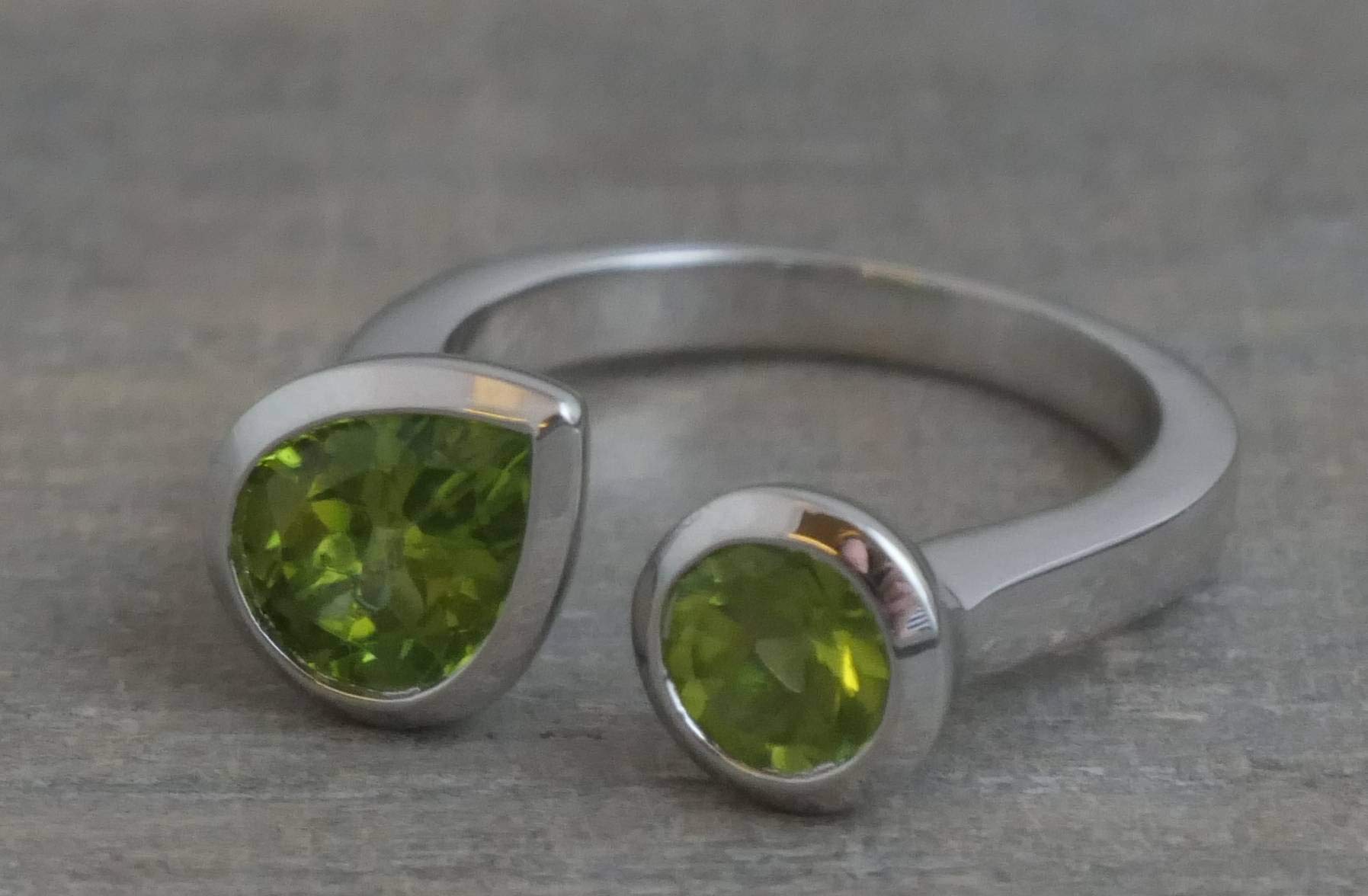 Anillo de plata de ley con peridoto, tamaño 12