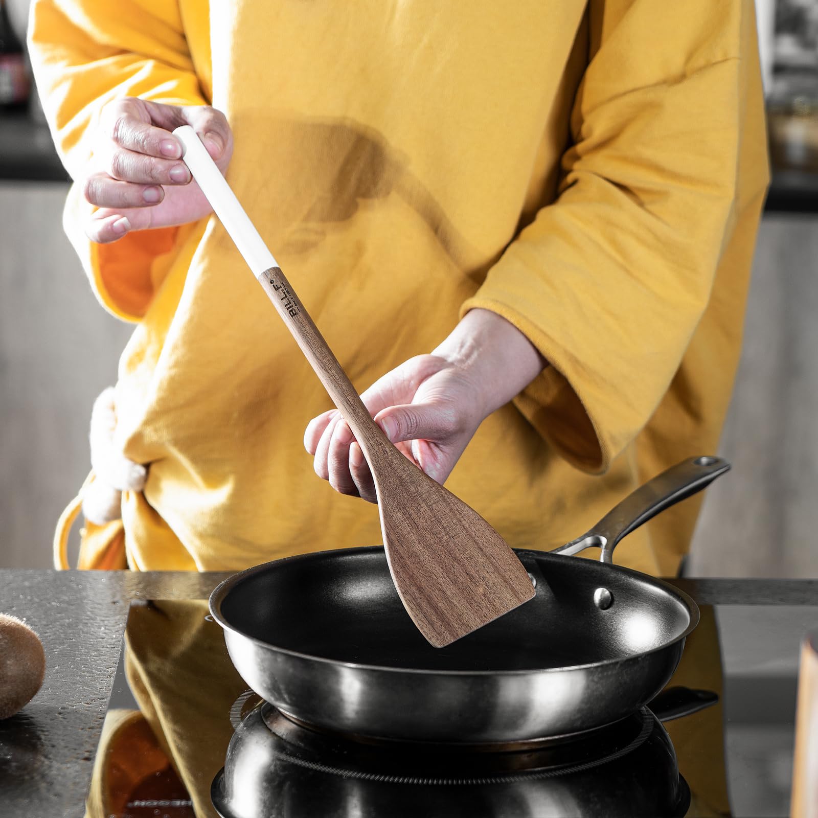 Bill.F Lot de 5 ustensiles de cuisine en bois avec poignée blanche, spatule ajourée, cuillère à fente, cuillère à soupe et spatule, anti-adhésifs