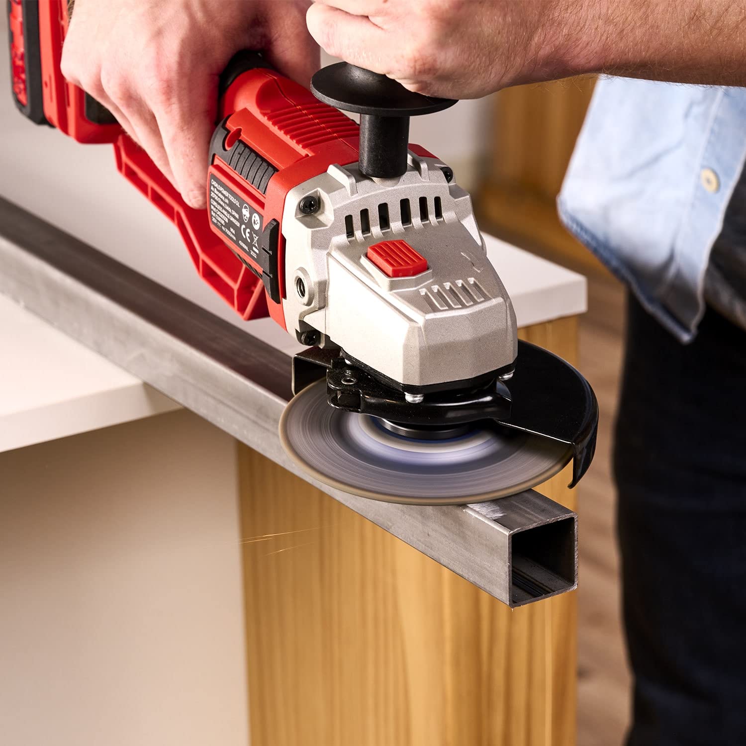Casals - Bezprzewodowa szlifierka kątowa 20 V | 2,0 Ah litowo-jonowa | 7000 obr./min | Ø tarcza 115 mm | 2-pozycyjna ergonomiczna gumowa rączka | podwójne bezpieczeństwo | wymienny akumulator | silnik