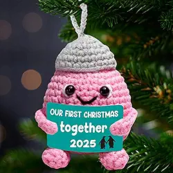 Mini enfeite artesanal de crochê Our First Christmas Together 2025 – Lembrança de Natal para recém-casados, decoração de árvore de Natal romântica, presente para namorado, namorada, marido, esposa