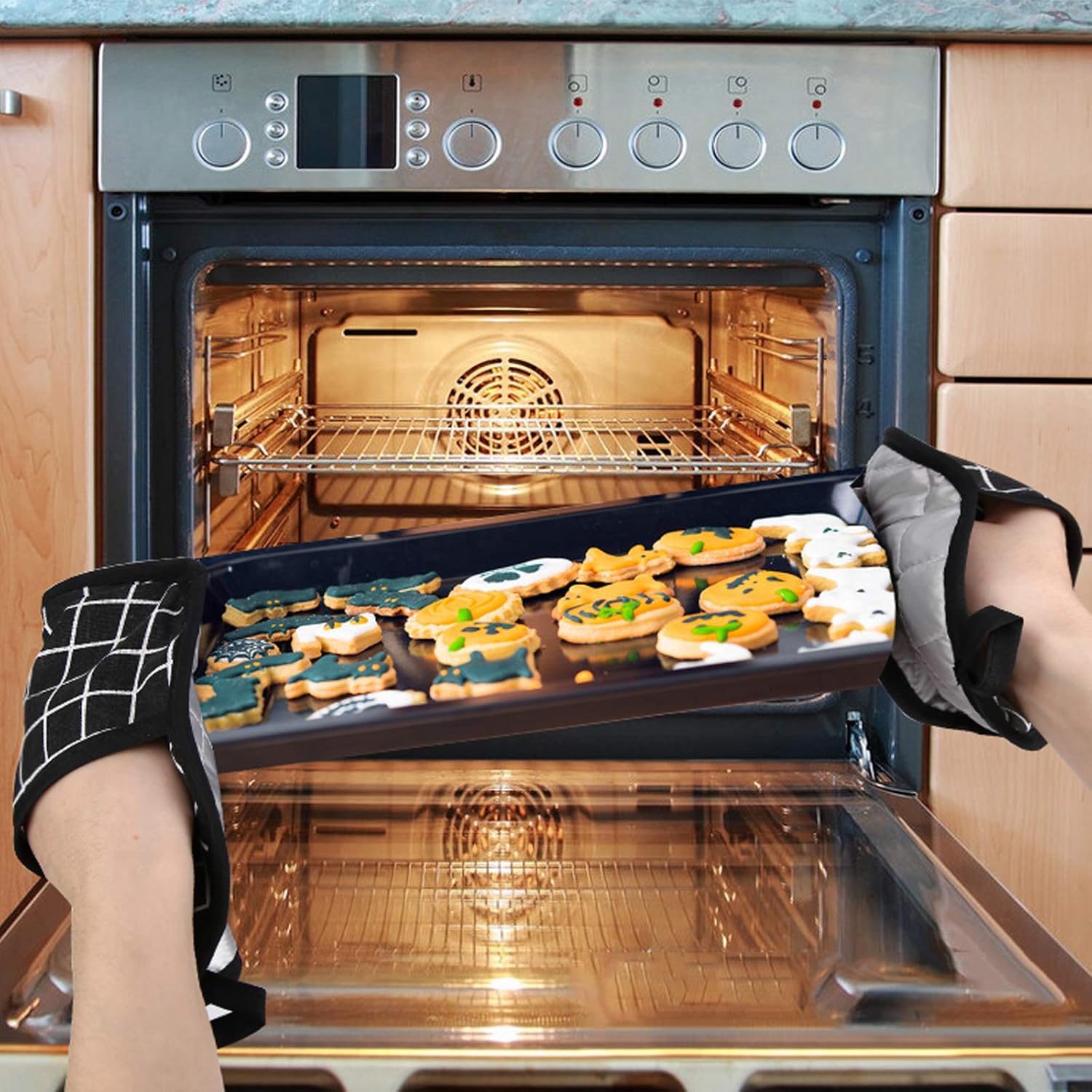 Gigilli Pot Holders Hot Pads for Kitchens Round Oven Mitts Sets, Potholders with Pockets Linen Pads Machine Washable (8"x8",2pcs Black)